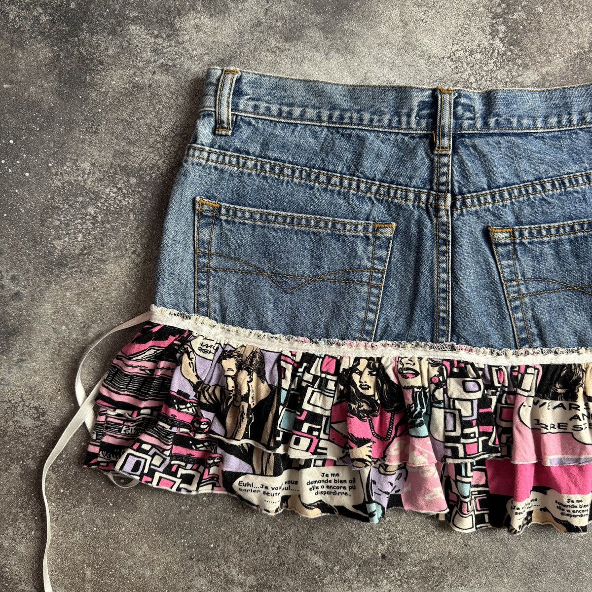 Hysteric Glamour Y2K Glam Comic Print Low Rise Ruffle Denim Mini Skirt Size 27" / US 4 / IT 40 - 6 Thumbnail