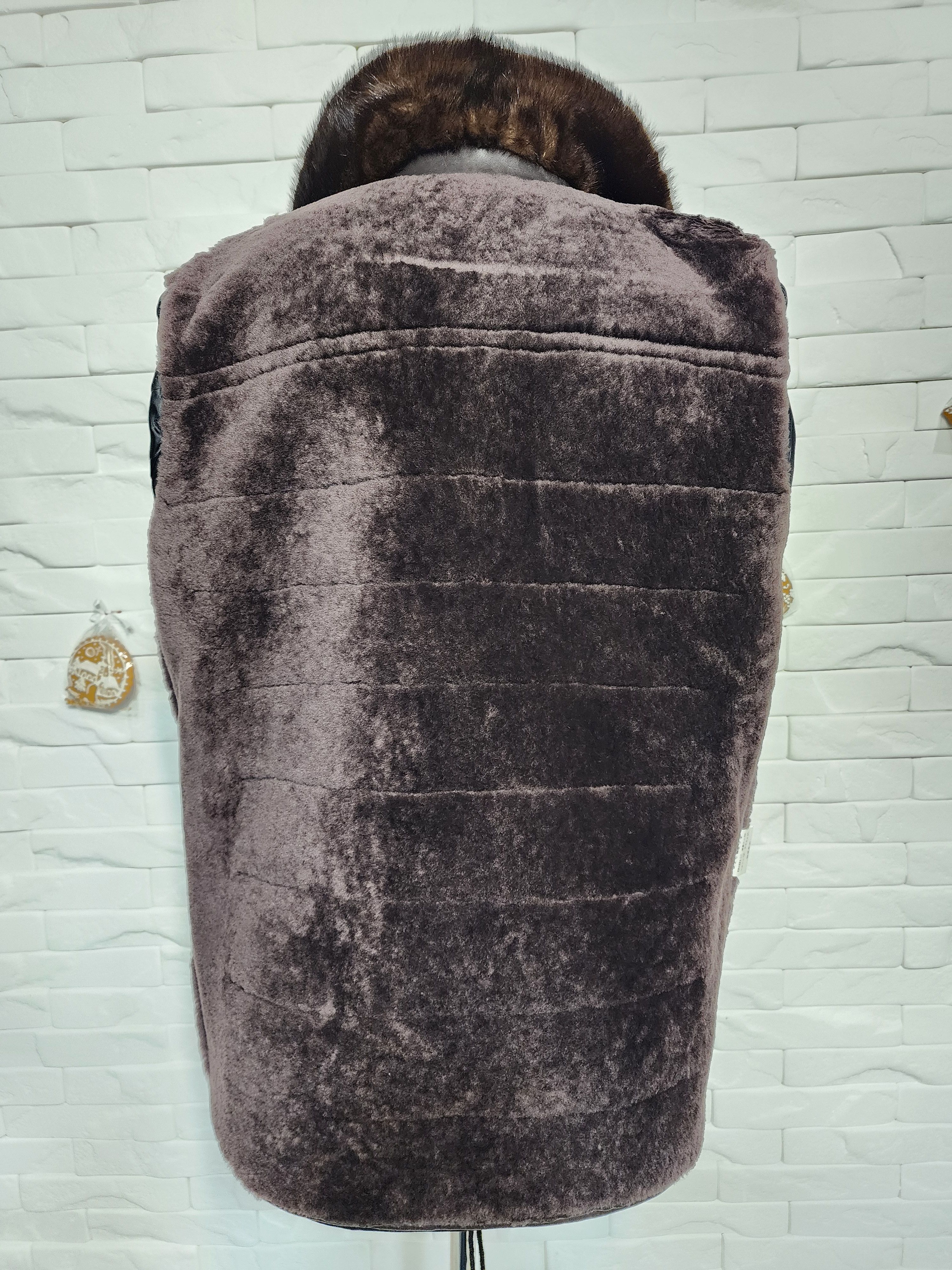 Uniqlo Men's Brown Sheepskin Coat: Genuine Fur, Plastic Zipper Size US L / EU 52-54 / 3 - 10 Thumbnail