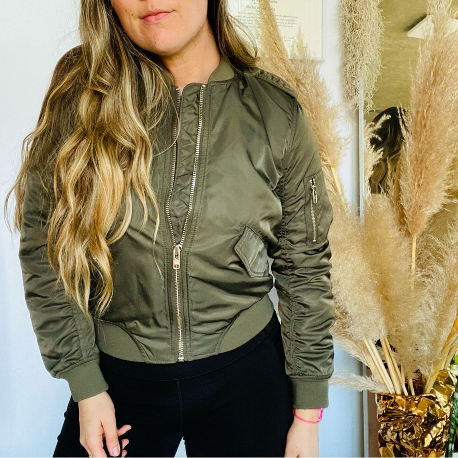 Aritzia ARITZIA TALULA Army Olive Green Silky Zip Bomber Jacket Coat Size M / US 6-8 / IT 42-44 - 3 Thumbnail