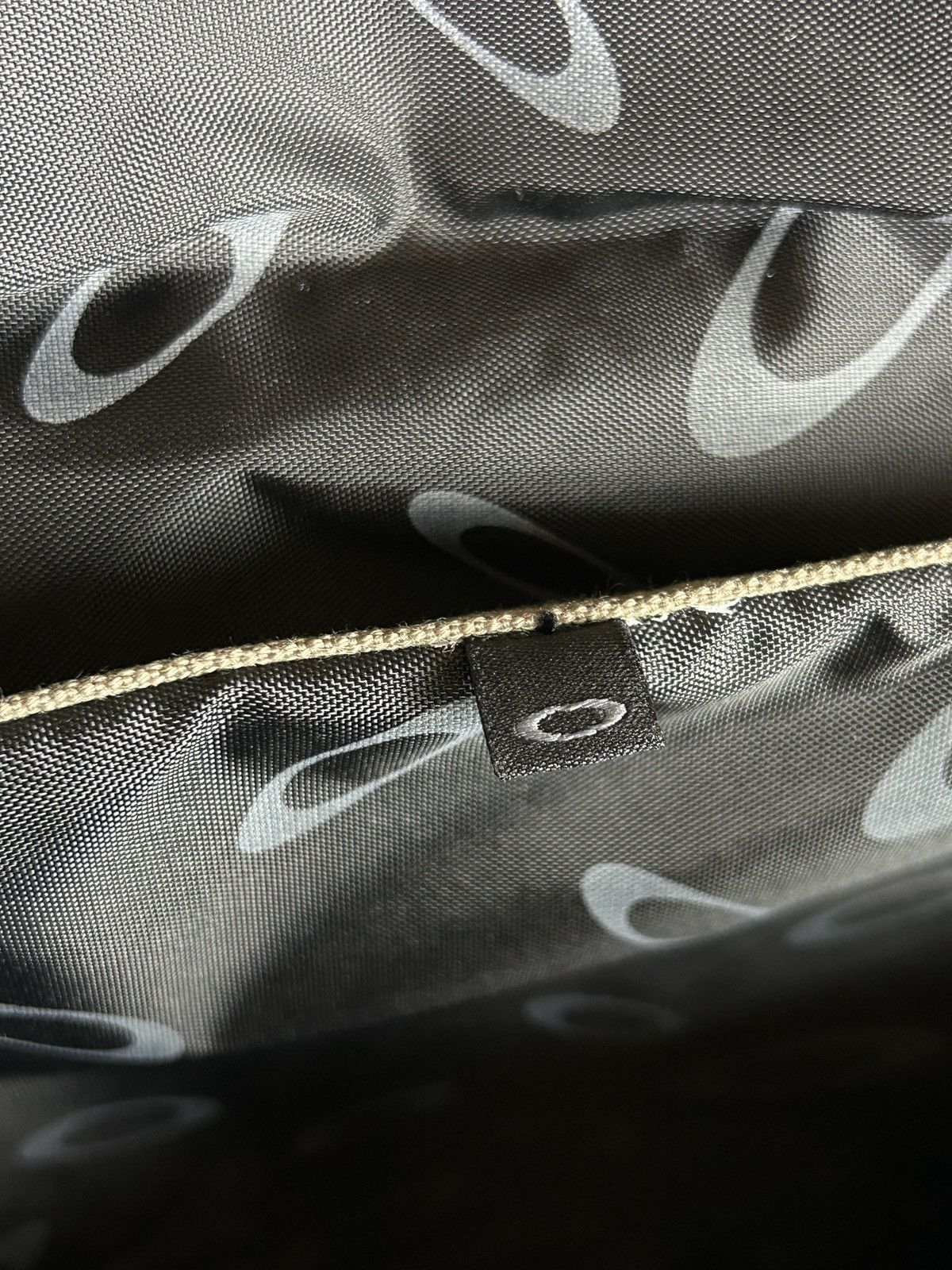 Oakley Vintage Oakley Messenger Laptop Software Crossbody Messenger Size ONE SIZE - 13 Thumbnail