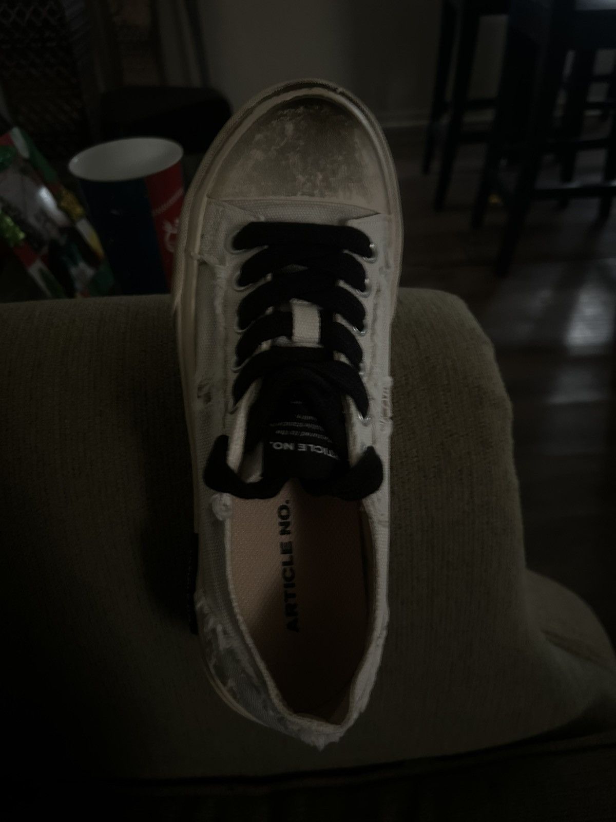Article No. DISTRESSED LOW-TOP WHITE SNEAKERS Size US 9 / EU 42 - 4 Thumbnail