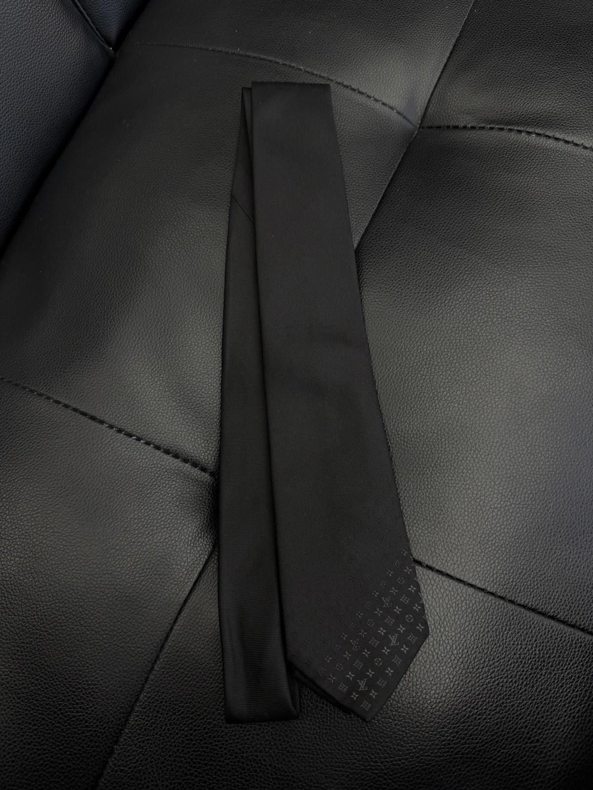 Louis Vuitton Louis Vuitton Tie Silk 100 % Authentic Monogram Tie , Black Size ONE SIZE - 2 Thumbnail