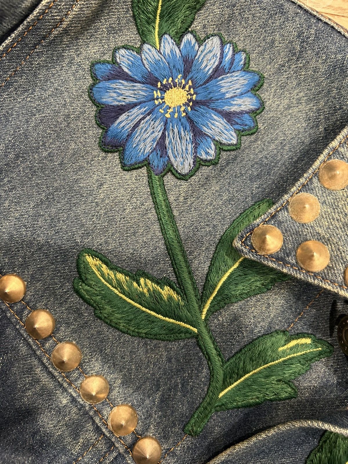 Gucci GUCCI DENIM JACKET WITH FLORAL EMBROIDERY Size US M / EU 48-50 / 2 - 3 Thumbnail