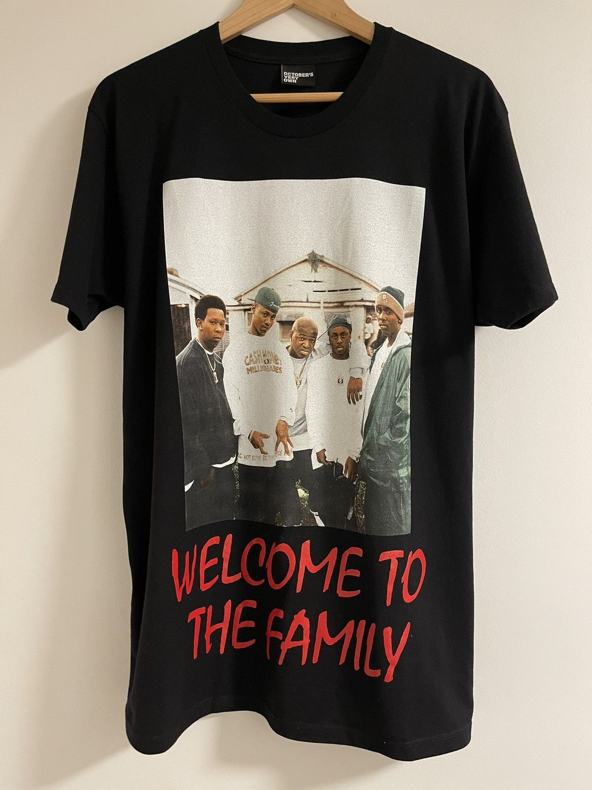 25SS【October's Very Own】Tシャツ WELCOME TO THE FAMILY Welcome to the Family T-Shirt - Black | October's Very Own
