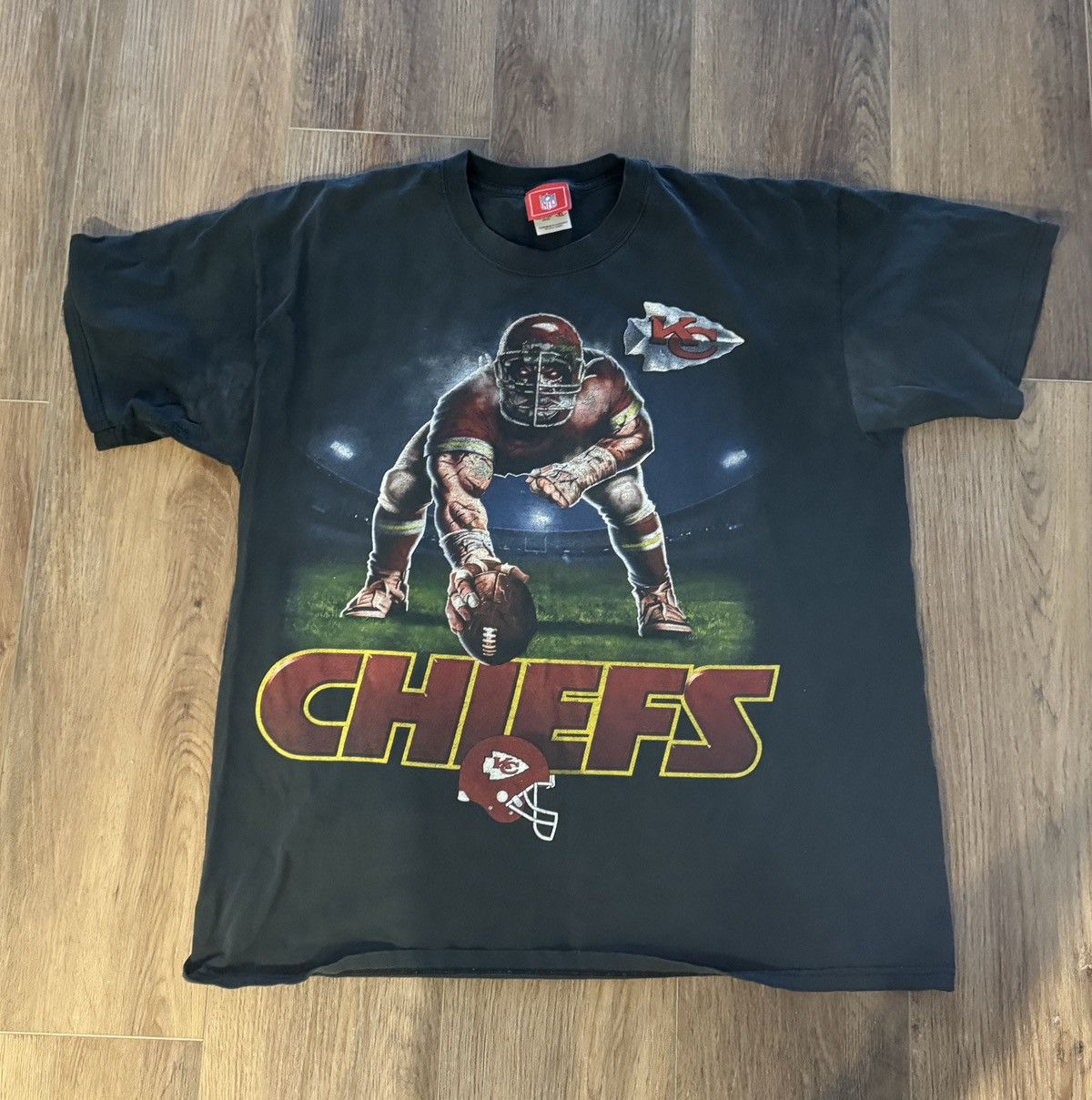 NFL Vintage Kansas City Chiefs Graphic T-Shirt Size US XL / EU 56 / 4 - 1 Thumbnail