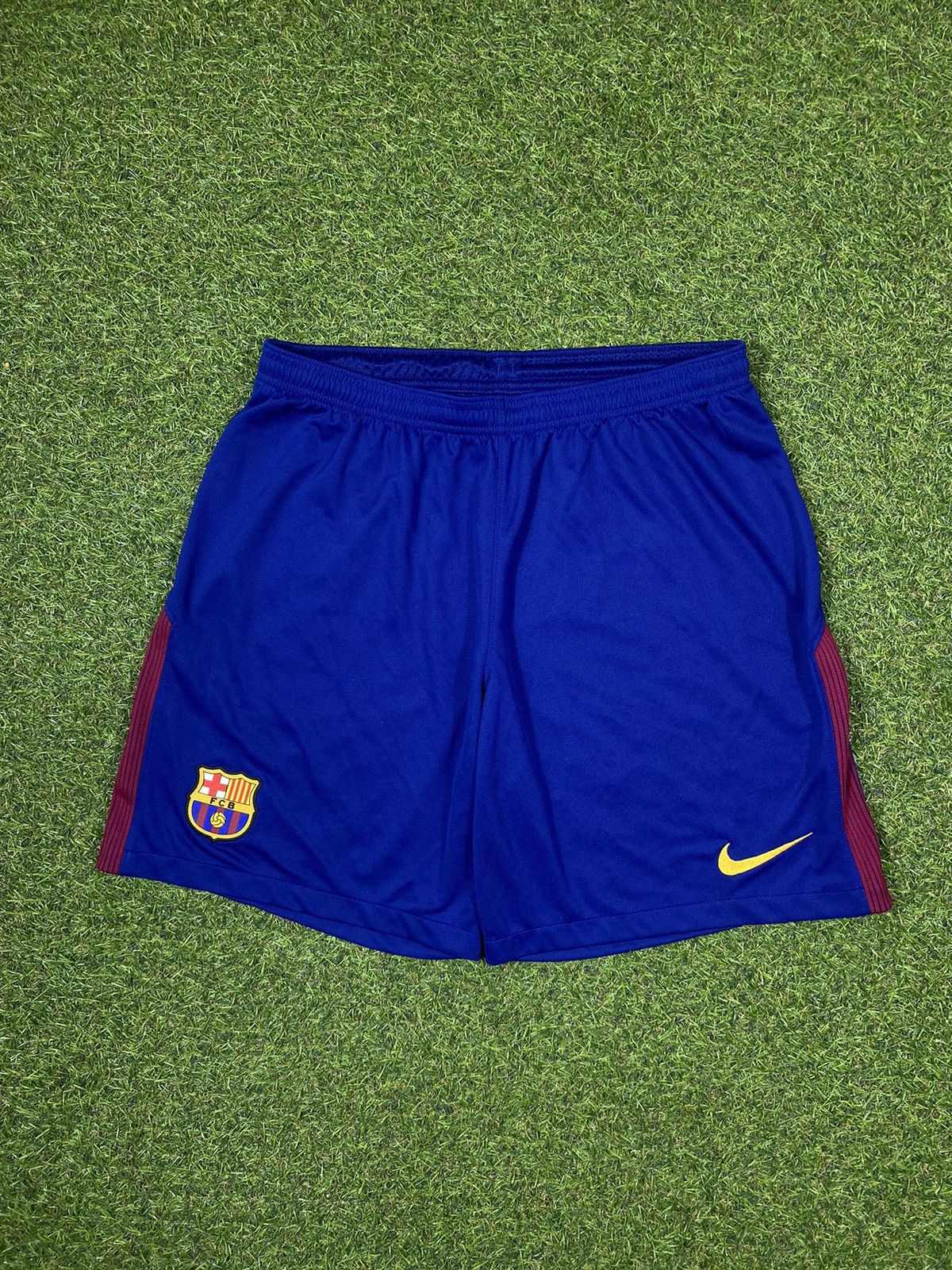 Nike Vintage Nike shorts FC Barcelona streetwear y2k size L Size US 34 / EU 50 - 1 Thumbnail