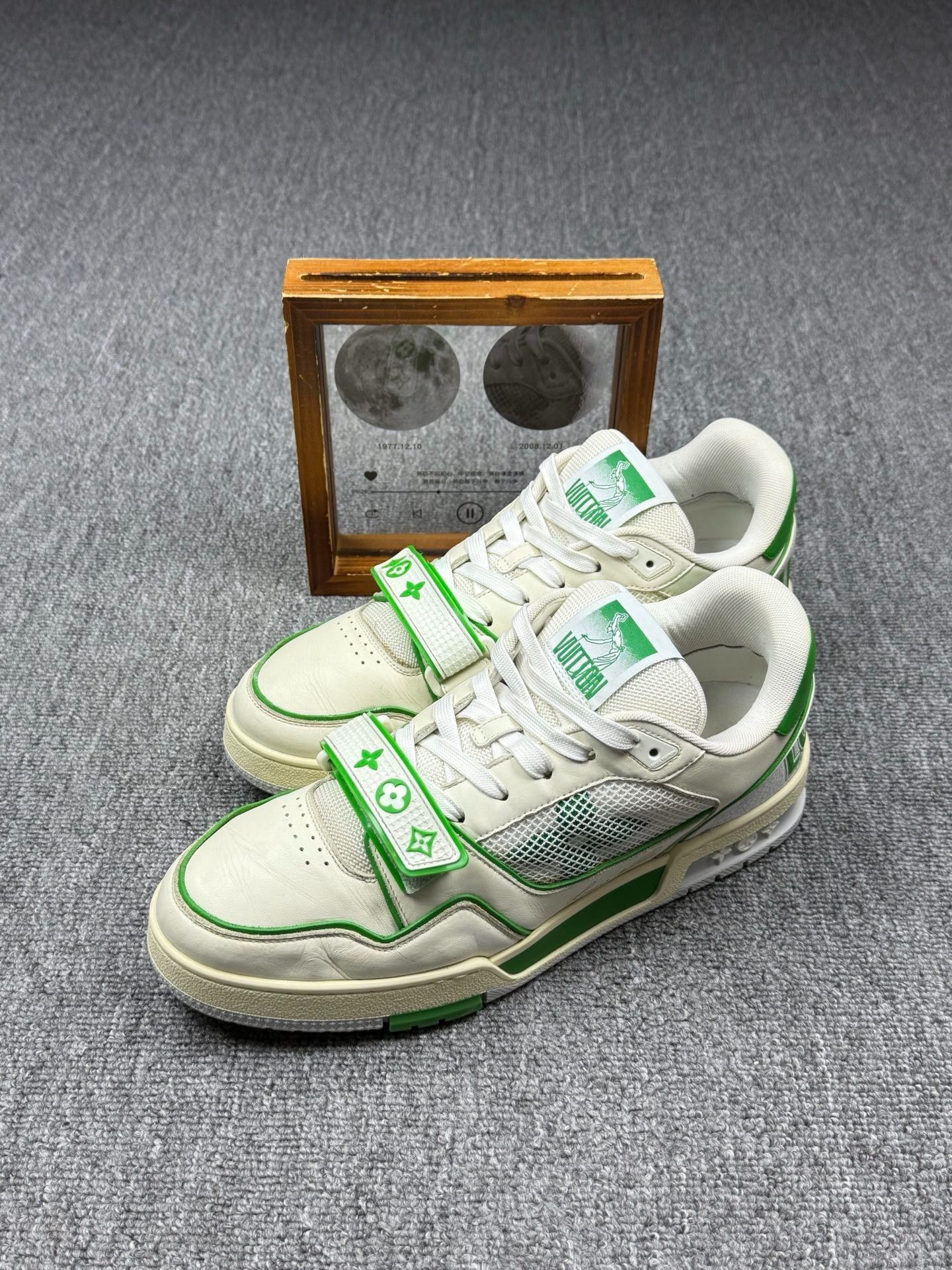 Louis Vuitton Louis Vuitton Training Green Lowtop Sneakers 9 Men Size US 9 / EU 42 - 1 Thumbnail
