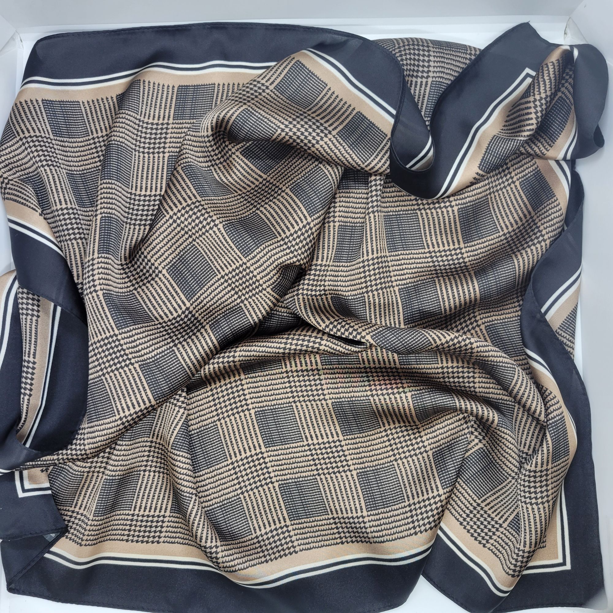 Other New Elegant Bandana Square Scarf Vintage BLACK and WHITE Sil Size ONE SIZE - 4 Thumbnail