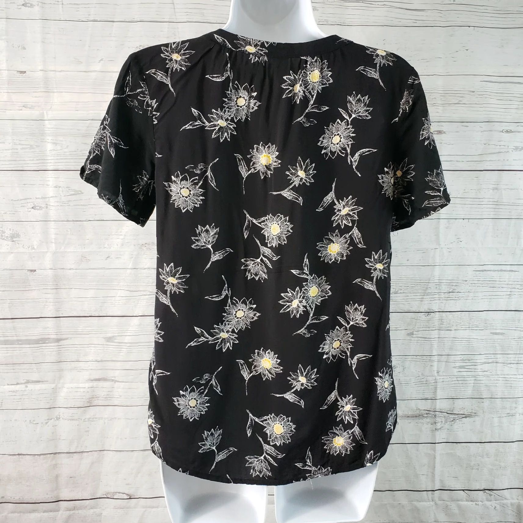 Old Navy Old Navy Womens Top Sz Small Black White Floral Short Sleeve Rayon Blouse Size S / US 4 / IT 40 - 4 Thumbnail