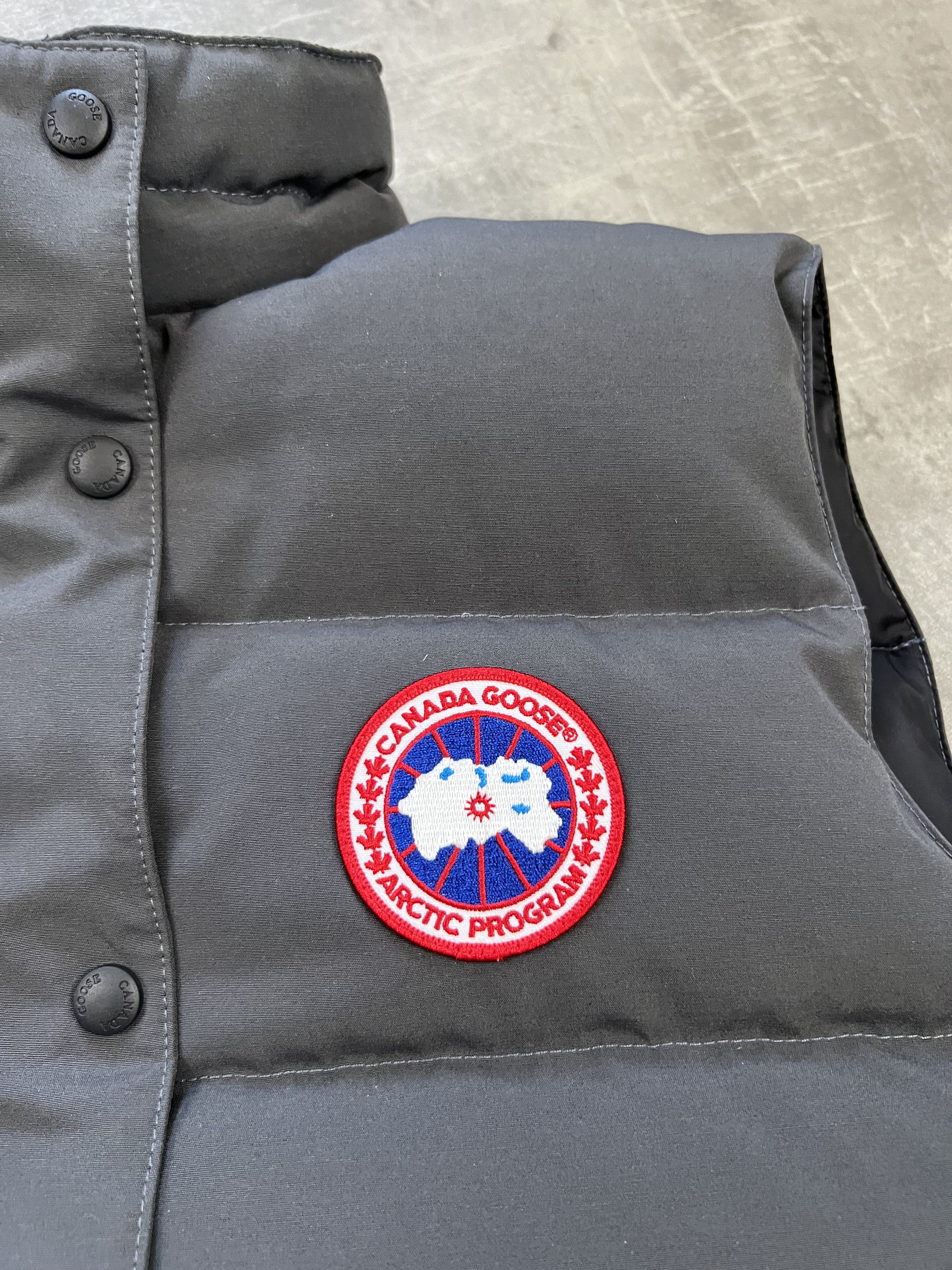 Canada Goose canada goose vest size XL Womens legit luxury Size XL / US 12-14 / IT 48-50 - 2 Thumbnail