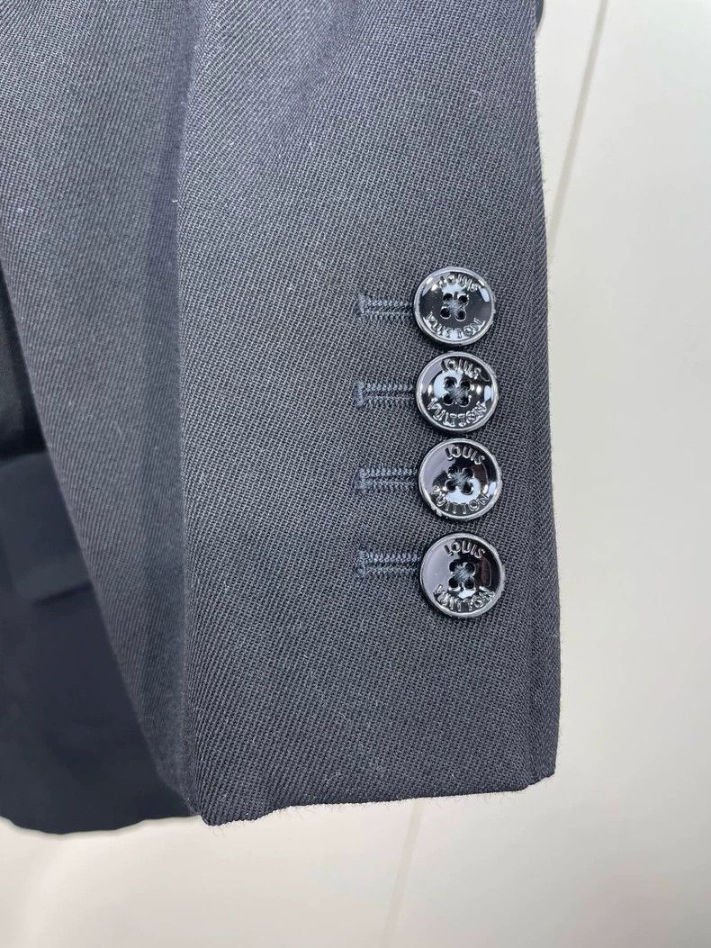 Louis Vuitton Louis Vuitton Black Show blazer Size 48R - 3 Thumbnail