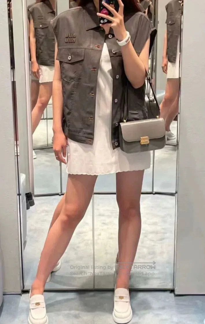 Miu Miu MiuMiu Sleeveless Vest with Logo Detail. Size S / US 4 / IT 40 - 8 Thumbnail