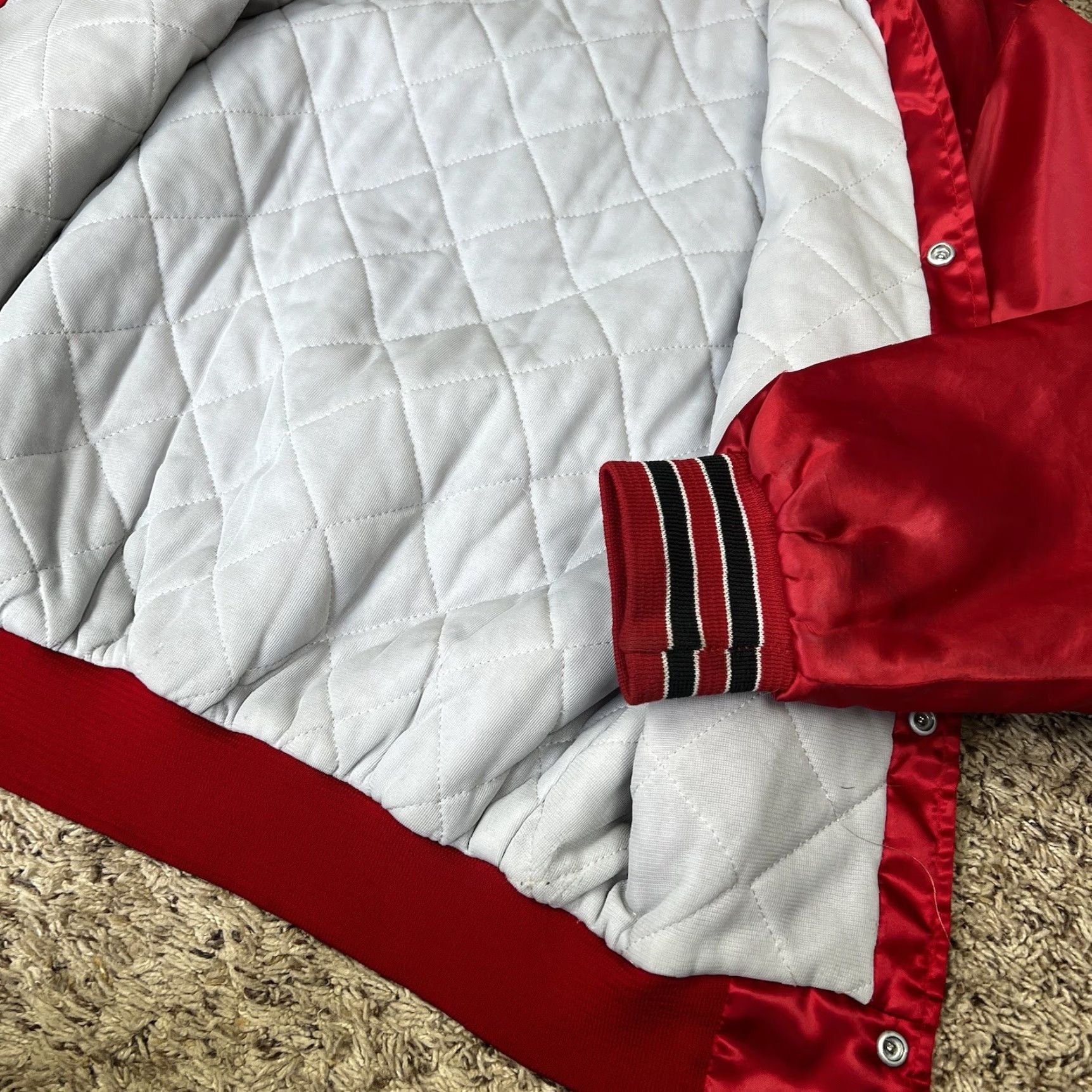 Vintage VINTAGE Swingster Chicago Bulls Satin Bomber Jacket Adult Small Red 90s Basketball NBA Embroidered Logo Size US S / EU 44-46 / 1 - 6 Thumbnail