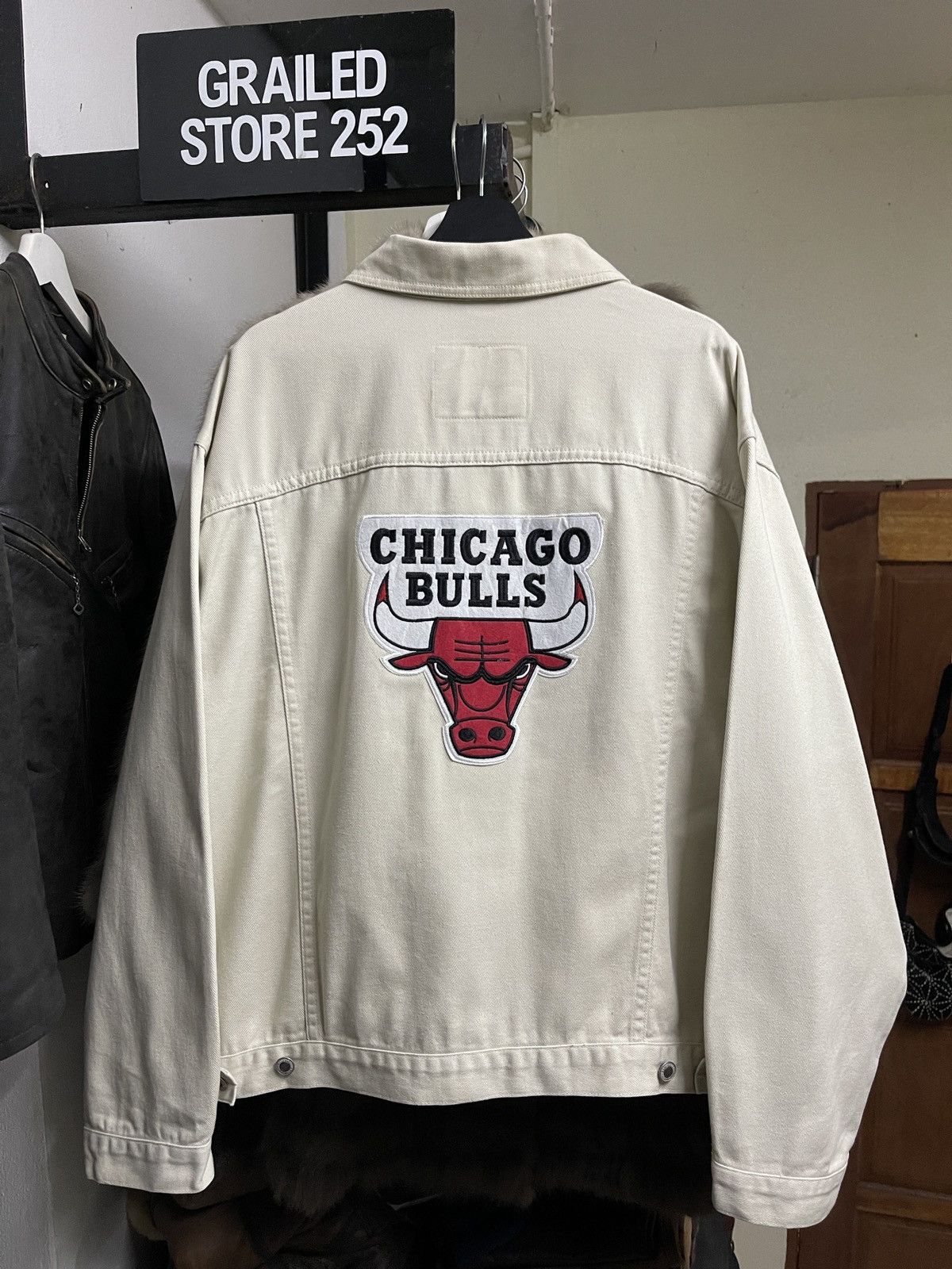 John Baner John Baner X Chicago Bulls Trucker Denim Jacket Streetwear Size US XL / EU 56 / 4 - 1 Thumbnail