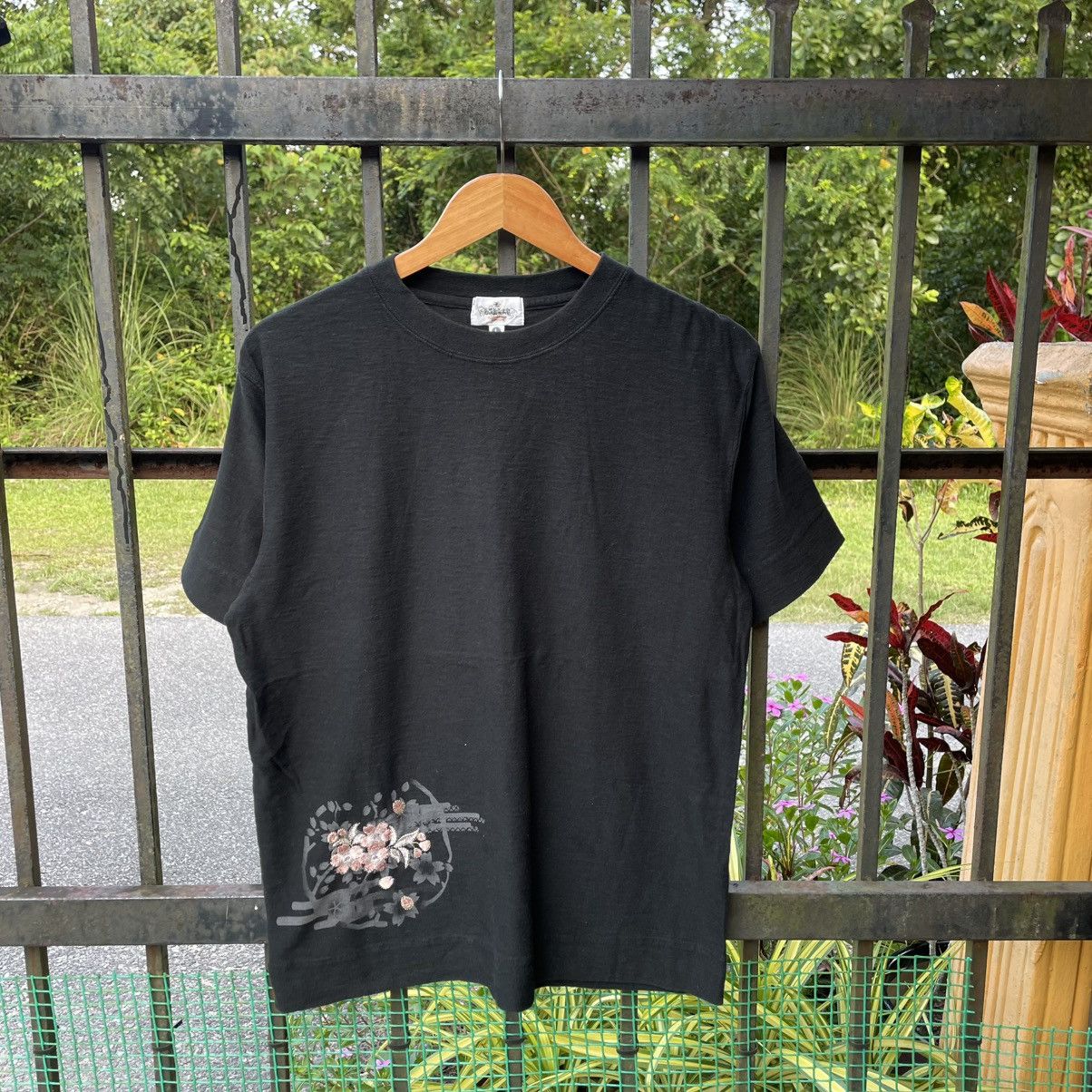 Japanese Brand 🔥Karakuri Tamashi Embroidered Motive Flower Sukajan Tee Size US L / EU 52-54 / 3 - 5 Thumbnail