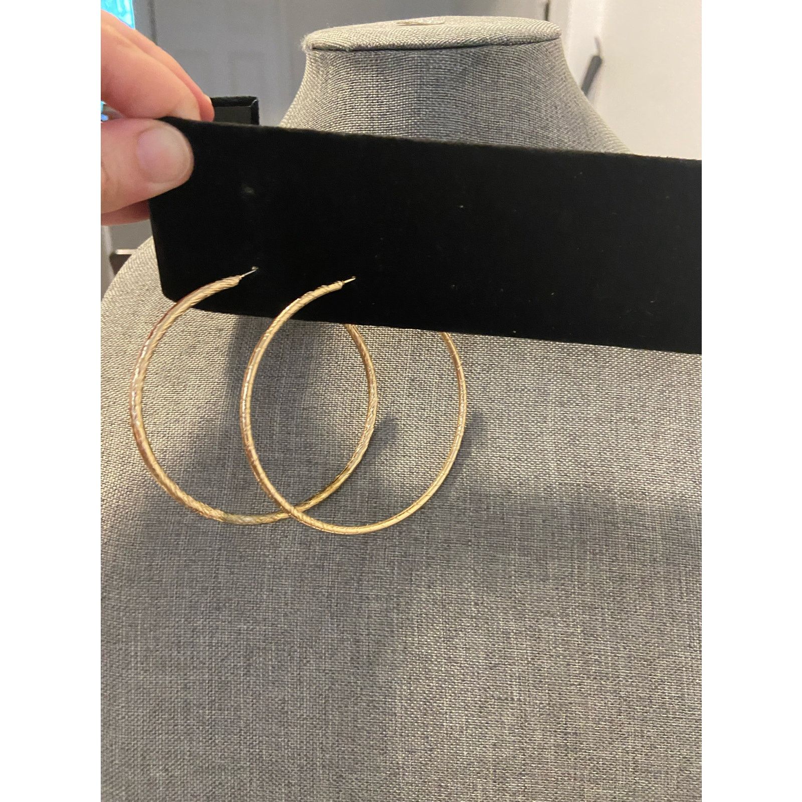 Other Textured big hoop earrings gold tone Size ONE SIZE - 2 Thumbnail