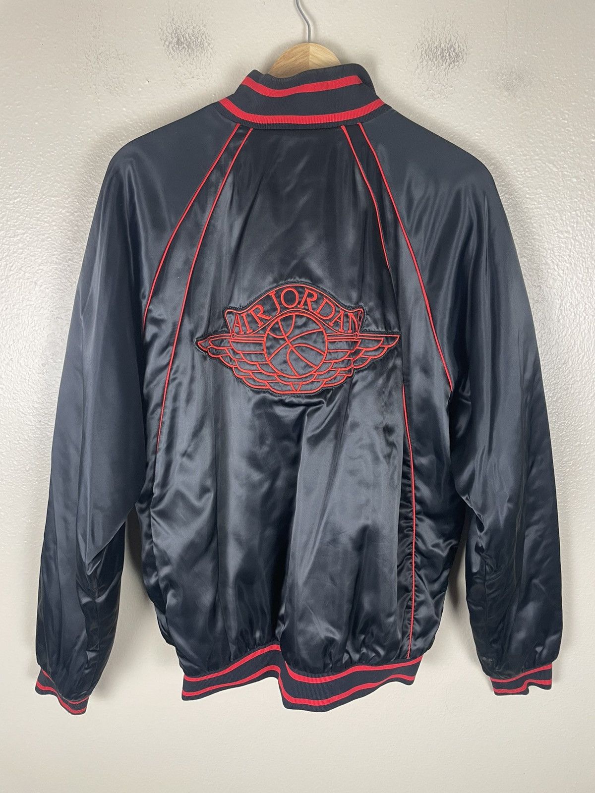 Nike Vintage Nike Air Jordan Satin Jacket Wings 1985 XL RARE Size US XL / EU 56 / 4 - 3 Thumbnail