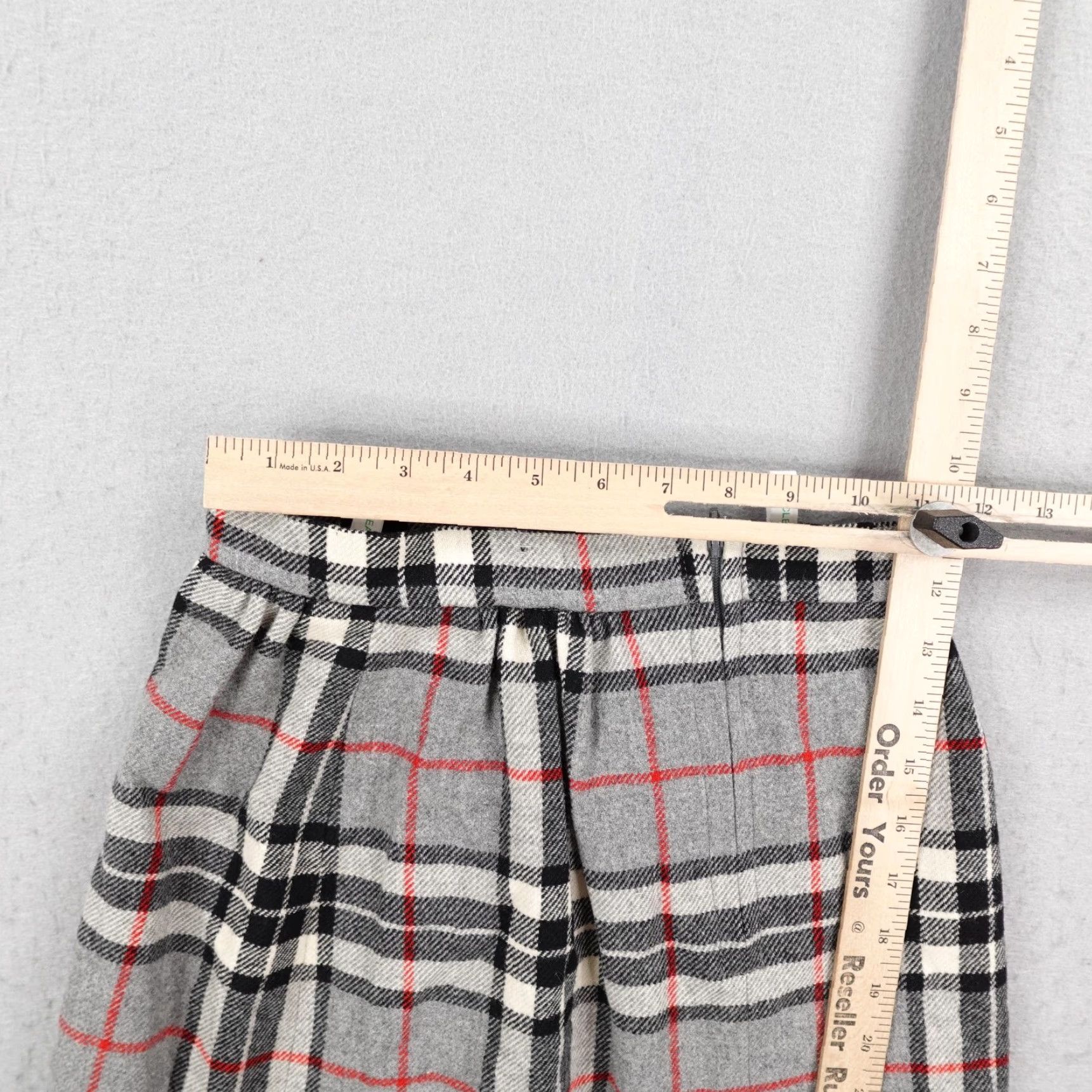 Vintage VINTAGE James Pringle Skirt Women 8 Gray Red Plaid Wool Lined Midi Scotland Pleated Zip Closure Mens/Womens? Size 30" / US 8 / IT 44 - 6 Thumbnail