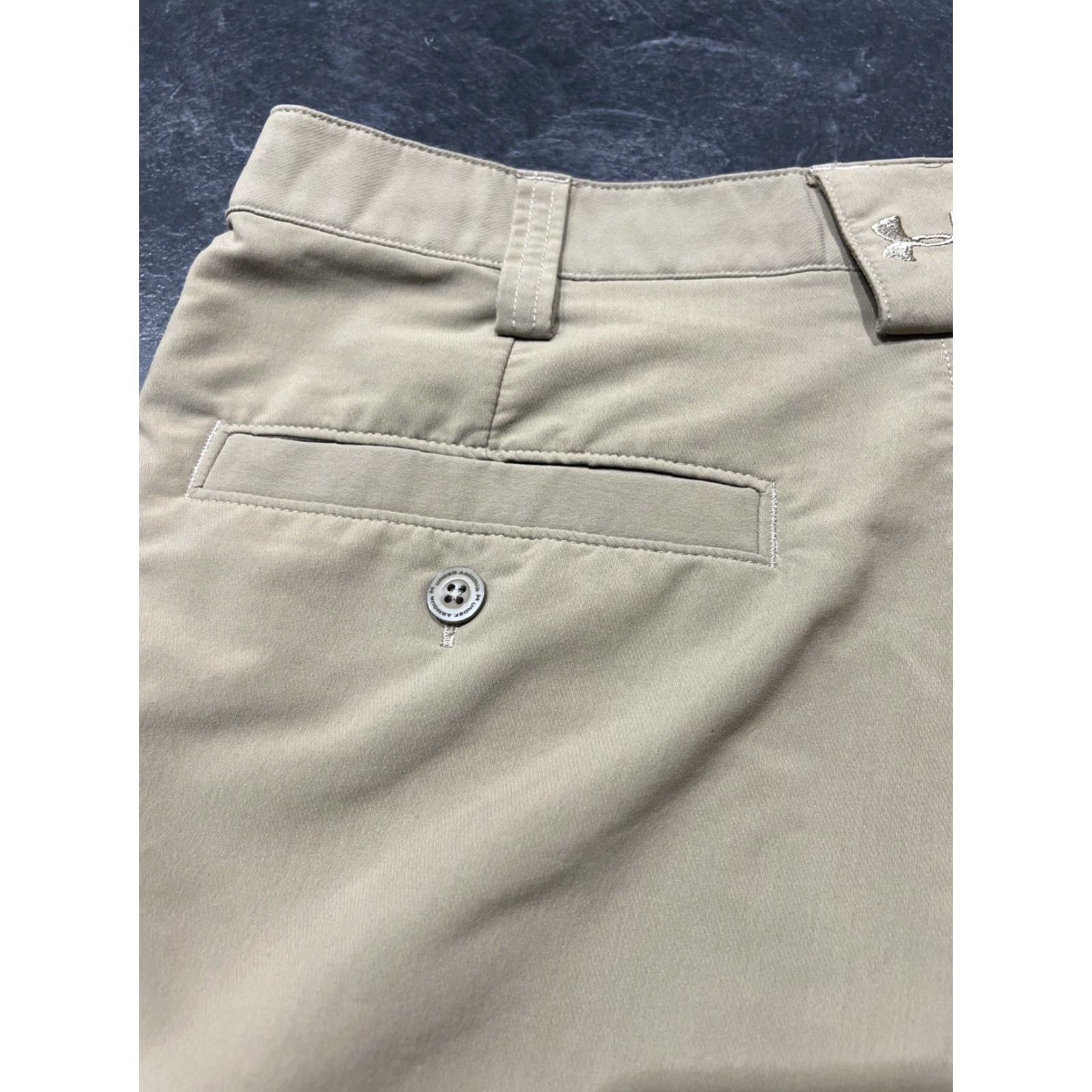 Under Armour Under Armour Men’s Shorts Bermuda Casual Beige 32 Regular HeatGear Zip Fly Belt Loops Slash Pockets Mens Size US 34 / EU 50 - 5 Thumbnail