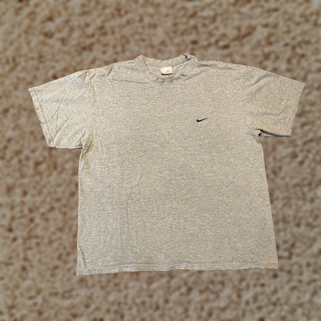 Nike VINTAGE Nike T-Shirt Men's XL Gray Silver Tag Label Chest Swoosh S/S XLarge Size US XL / EU 56 / 4 - 1 Thumbnail