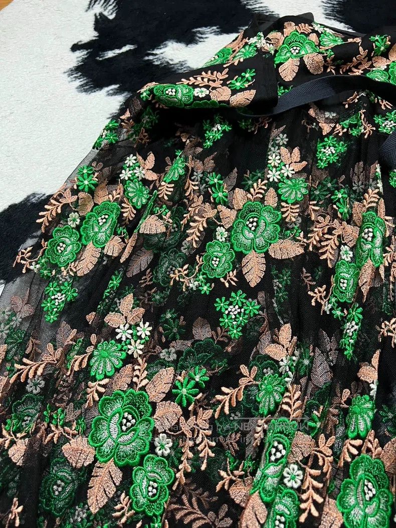 Comme des Garcons Comme Des Garcons size M Luxurious Embroidered Skirt Size 23" - 3 Thumbnail