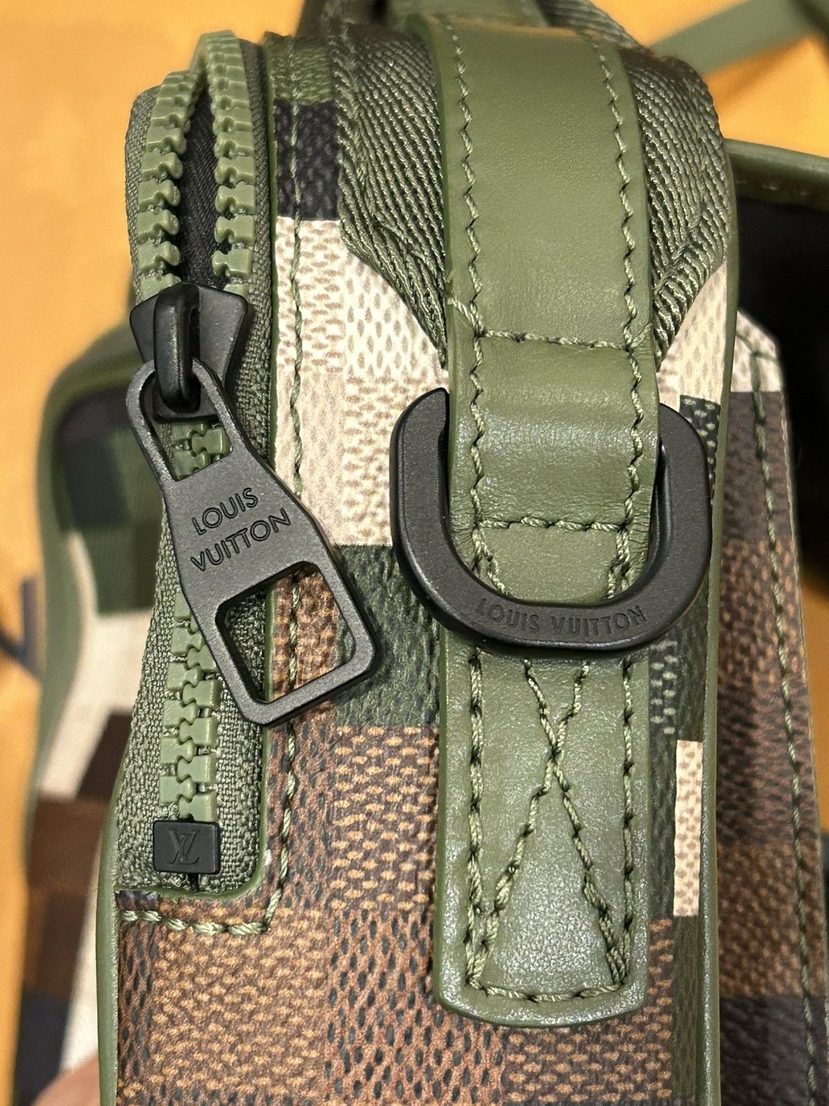 Louis Vuitton Louis Vuitton Damoflage Runaway Quest Messenger Size ONE SIZE - 7 Thumbnail