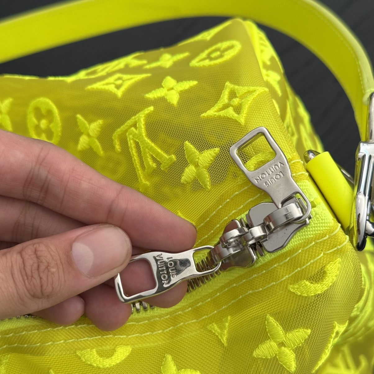 Louis Vuitton Louis Vuitton Keepall Bandouliere Yellow Mesh 50 Size ONE SIZE - 4 Thumbnail