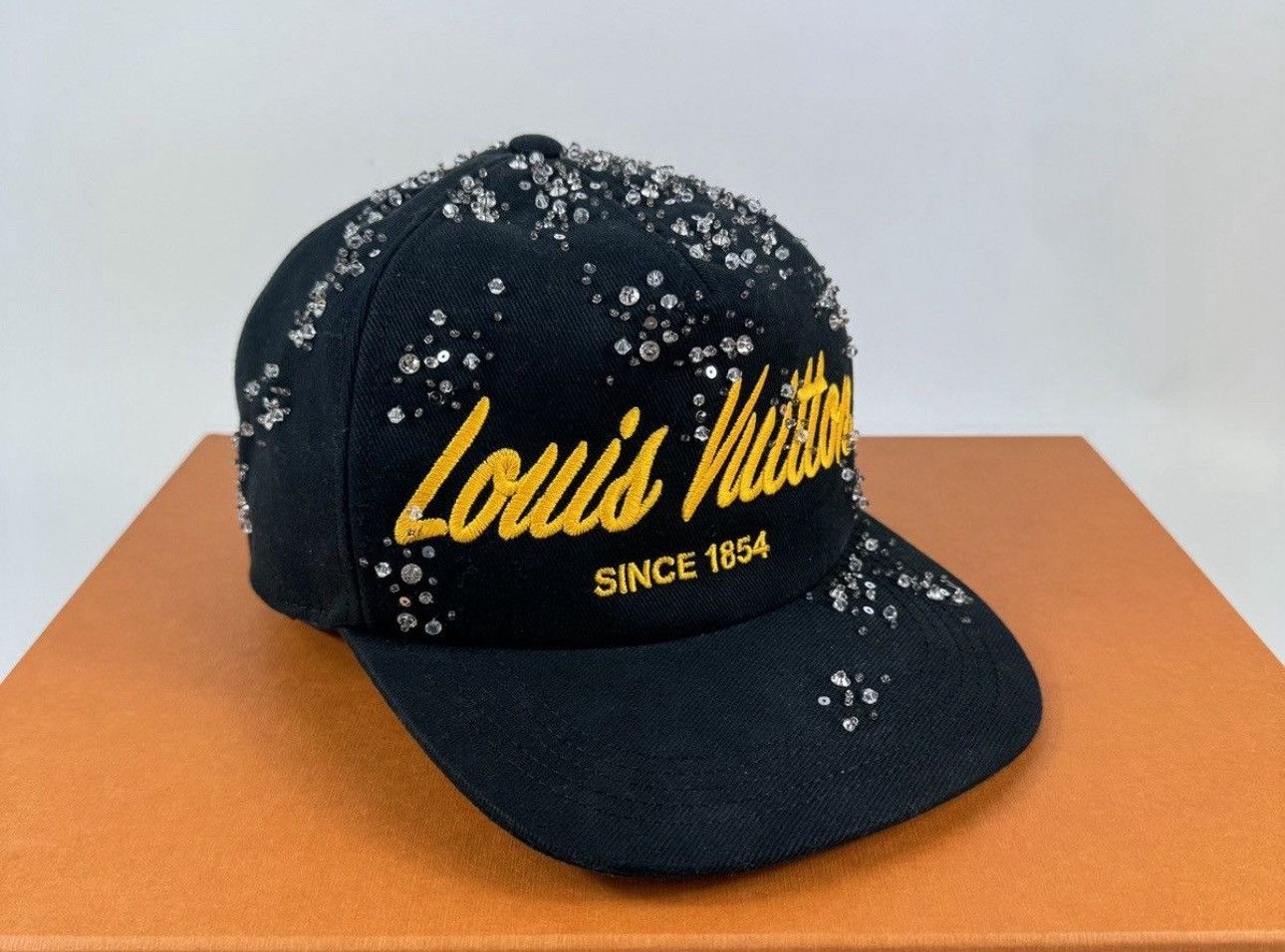 Louis Vuitton SS22 CRYSTAL DETAIL CAP L RARE Size ONE SIZE - 1 Thumbnail