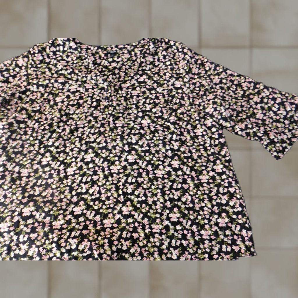 Torrid Torrid Blouse 5X Womens Black Floral V-Neck Pullover Short Sleeve Top Casual Plus Size Polyester Rayon Button Cute Size XXL / US 16-18 / IT 52-54 - 1 Thumbnail