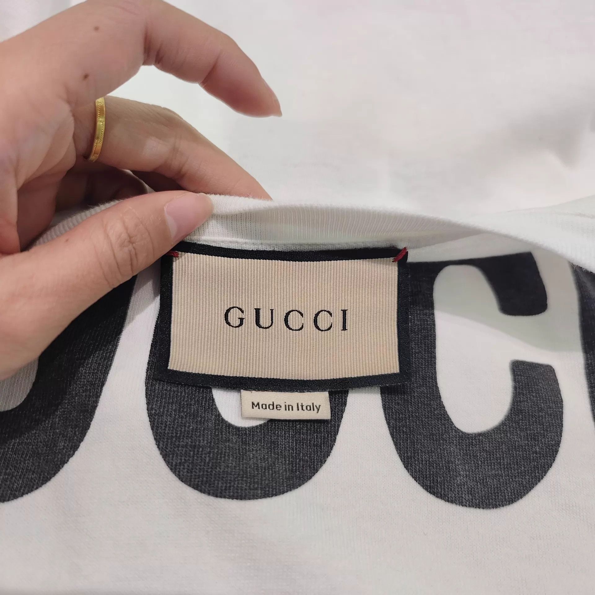 Gucci Gucci short sleeve strawberry print M T-shirt Size M / US 6-8 / IT 42-44 - 3 Thumbnail