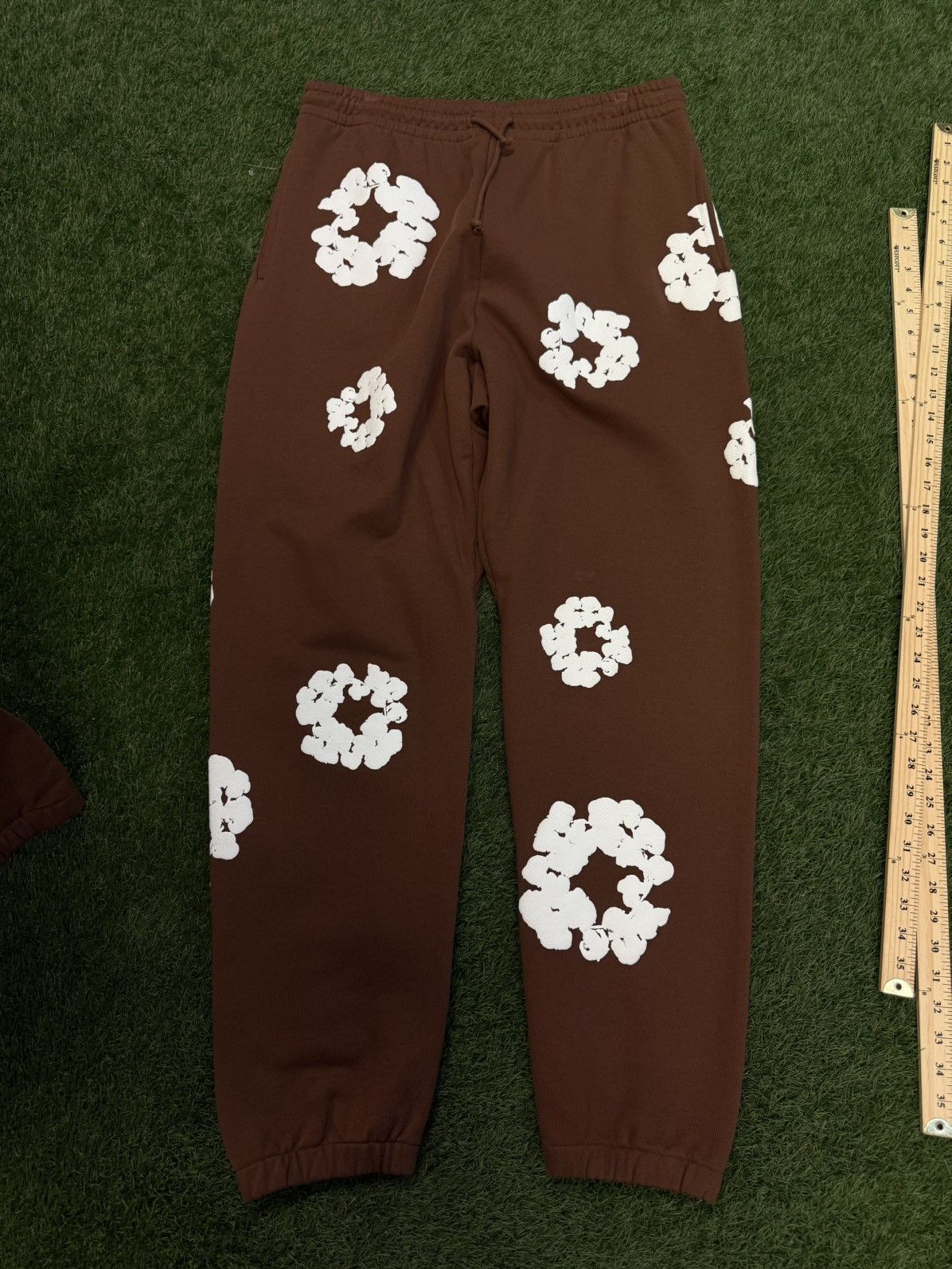 DENIM TEARS Denim Tears Cotton Wreath Sweatpants Size L (NEW) Size US 33 - 1 Thumbnail