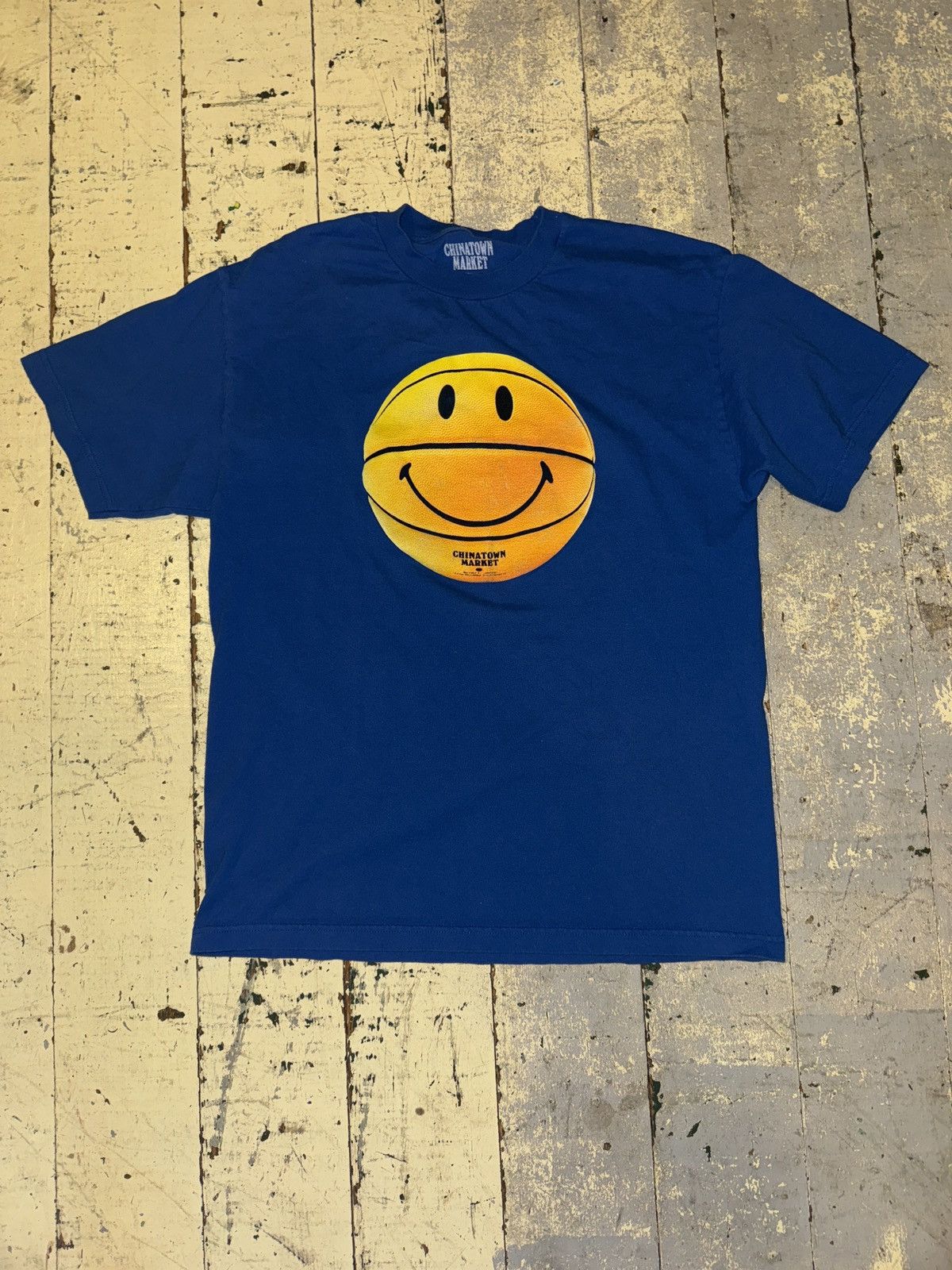 Chinatown Market UV Smiley Basket Ball T-Shirt 太陽光 Chinatown Market UV Smiley Basket Ball T-Shirt 太陽光