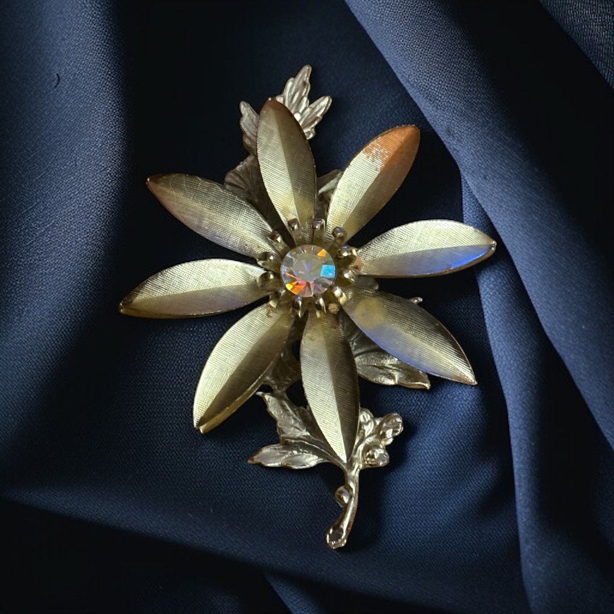 Vintage Vintage gold aurora borealis crystal center flower brooch Size ONE SIZE - 1 Thumbnail