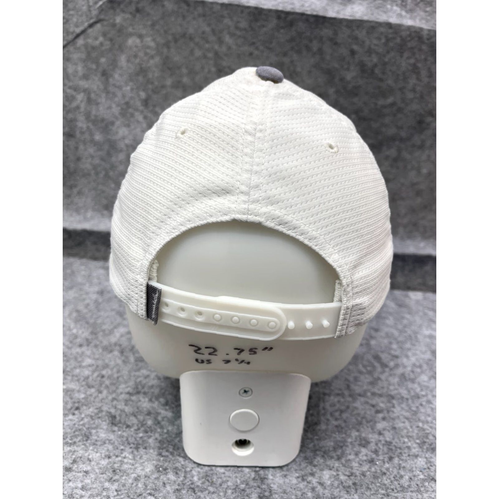 TravisMathew VINTAGE not applicable; but item is Travis Mathew Hat Cap Snap Back Adult One Size White Gray Polyester Cotton Blend Size ONE SIZE - 6 Thumbnail