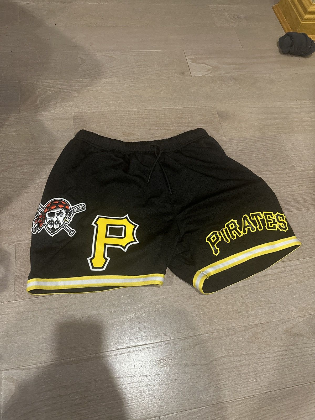 MLB Black Pittsburgh Pirate logo shorts Size US 40 / EU 56 - 1 Thumbnail