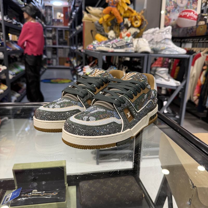 Louis Vuitton Louis Vuitton Trainer Low-top Fashion Sneakers 0079 Size US 9.5 / EU 42-43 - 1 Thumbnail
