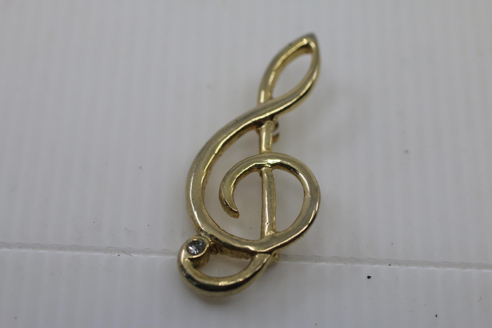 The Unbranded Brand Vintage Gold Tone Treble Clef Brooch SignedAH Music Note Pin Size ONE SIZE - 1 Thumbnail