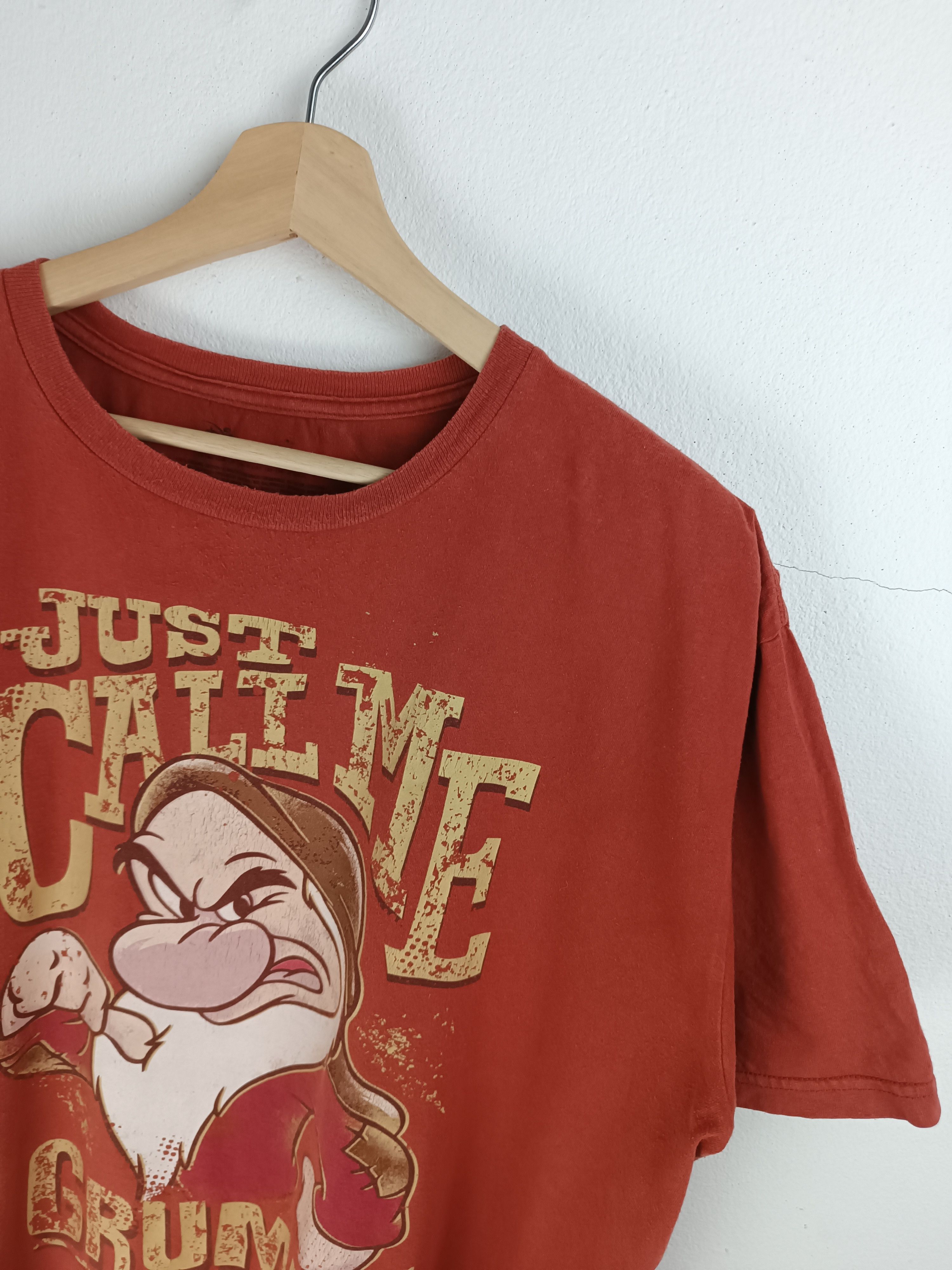 Disney GRUMPY THE DWARF FROM SNOW WHITE AND THE 7 DWARF TEE Size US XL / EU 56 / 4 - 6 Thumbnail
