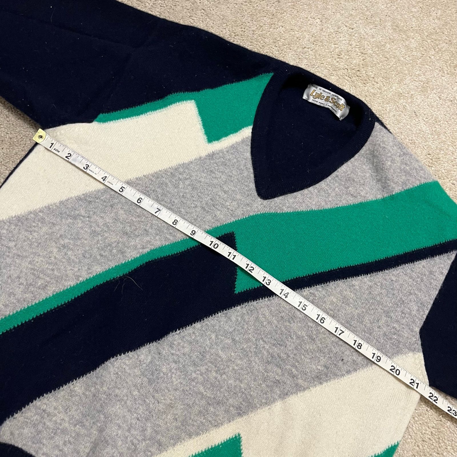Lyle & Scott Vintage Lyle & Scott Lambswool Geometric V Neck Sweater Lrg Size US L / EU 52-54 / 3 - 5 Thumbnail