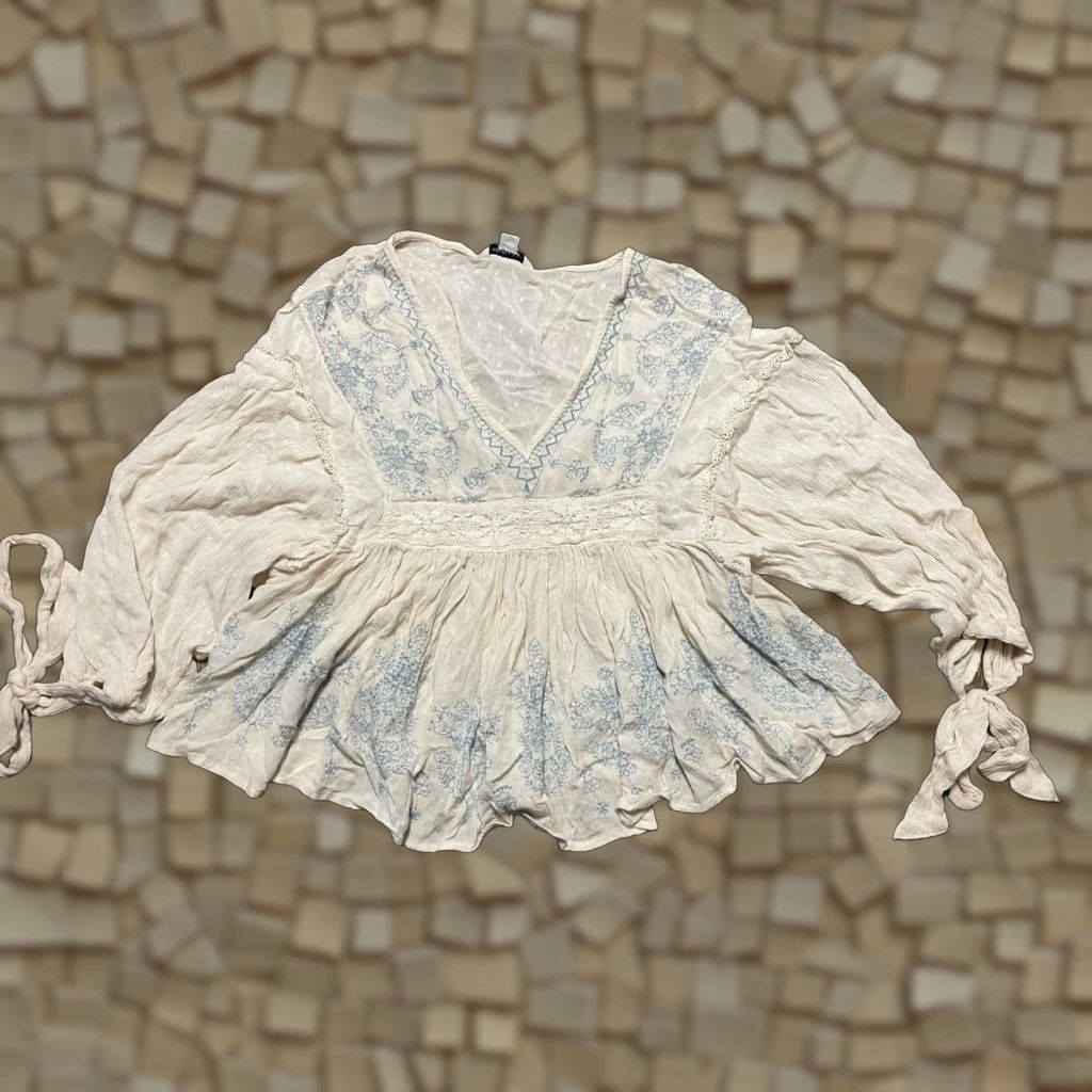 American Eagle Outfitters American Eagle Shirt Women's Small Beige Blue V-neck 3/4 Sleeve Tie Sleeve Size S / US 4 / IT 40 - 1 Thumbnail