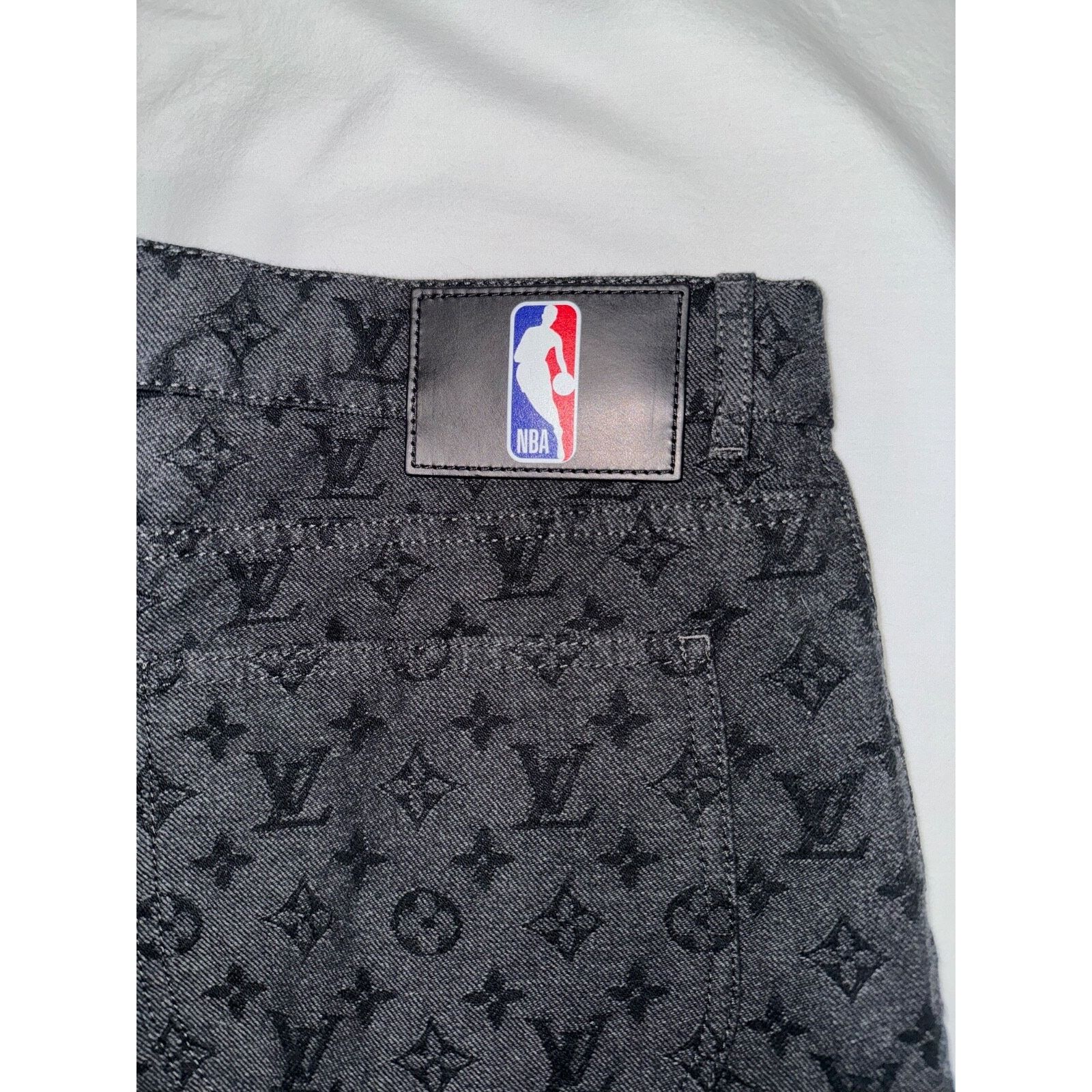 Louis Vuitton Louis Vuitton NBA Monogram Logo Gris Chine Grey Black Size US 34 / EU 50 - 11 Thumbnail