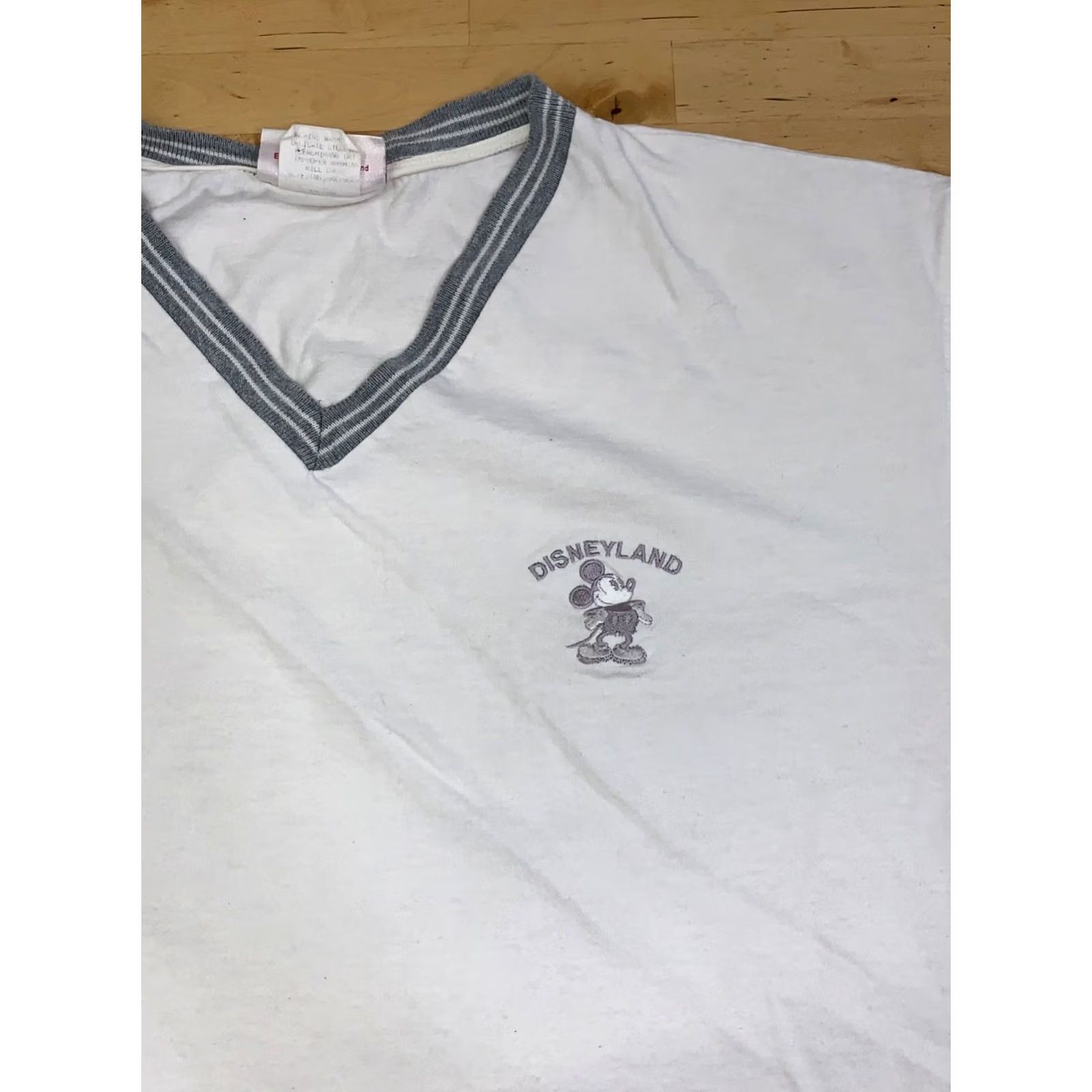 Disney VINTAGE Disney Mickey Mouse V-Neck Shirt Men XL White Casual USA 13332 Size US XL / EU 56 / 4 - 4 Thumbnail