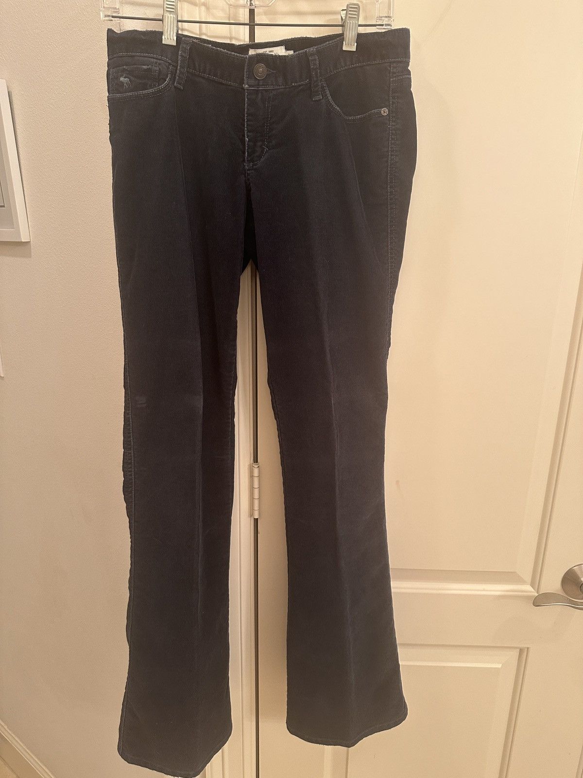 Abercrombie & Fitch Women’s Abercrombie & Fitch navy blue corduroy pants. Size 4 Size 27" / US 4 / IT 40 - 1 Thumbnail
