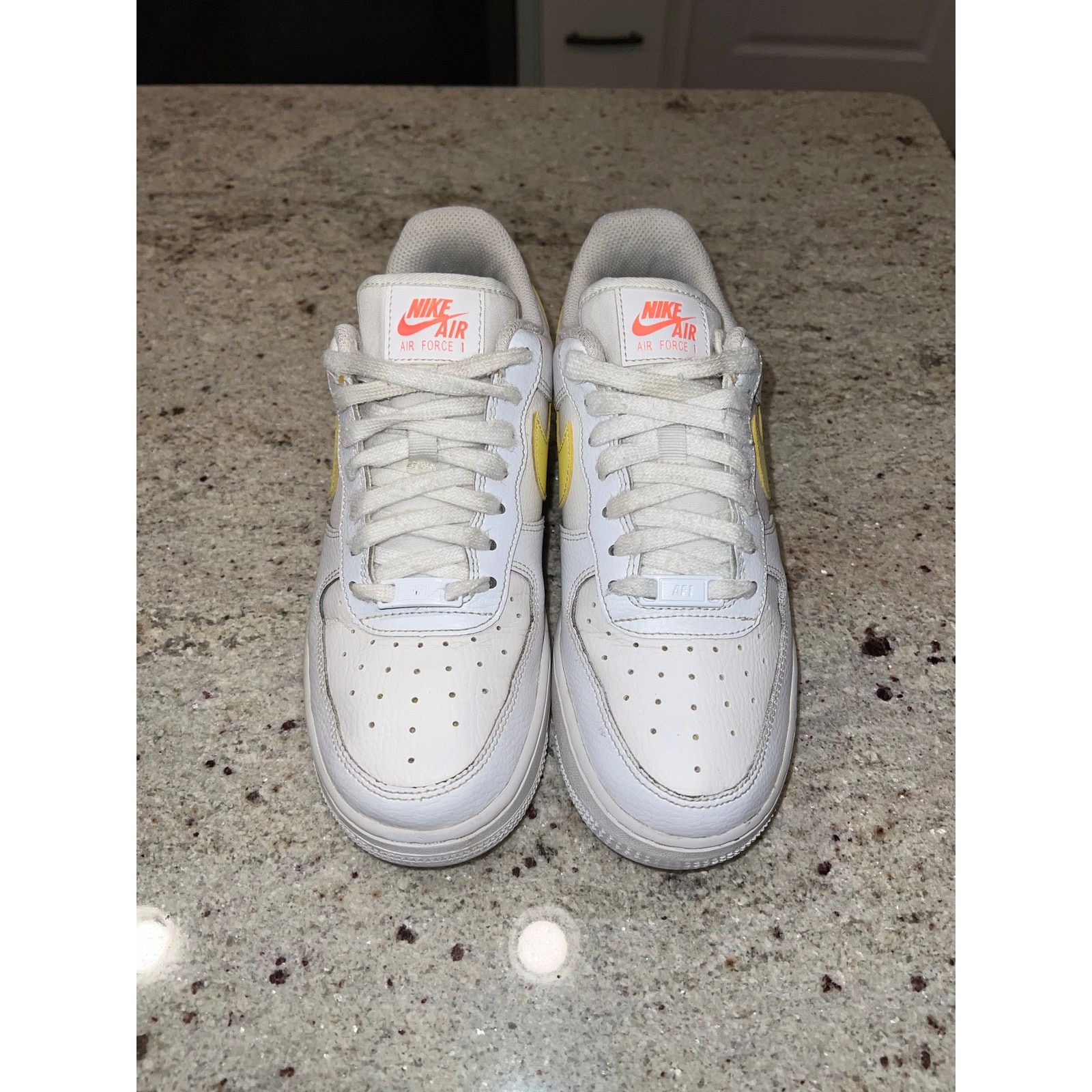 Nike Nike Air Force 1 Low '07 White Citron Size Women’s 7.5 Size US 7.5 / IT 37.5 - 3 Thumbnail