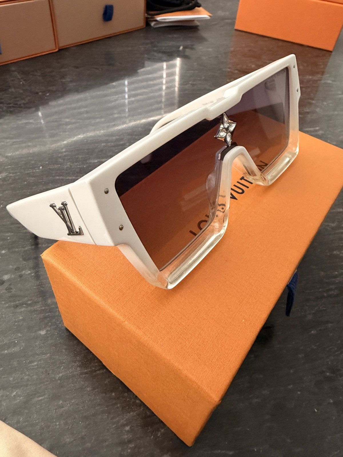 Louis Vuitton Louis Vuitton White cyclone Sunglasses E Size ONE SIZE - 2 Thumbnail