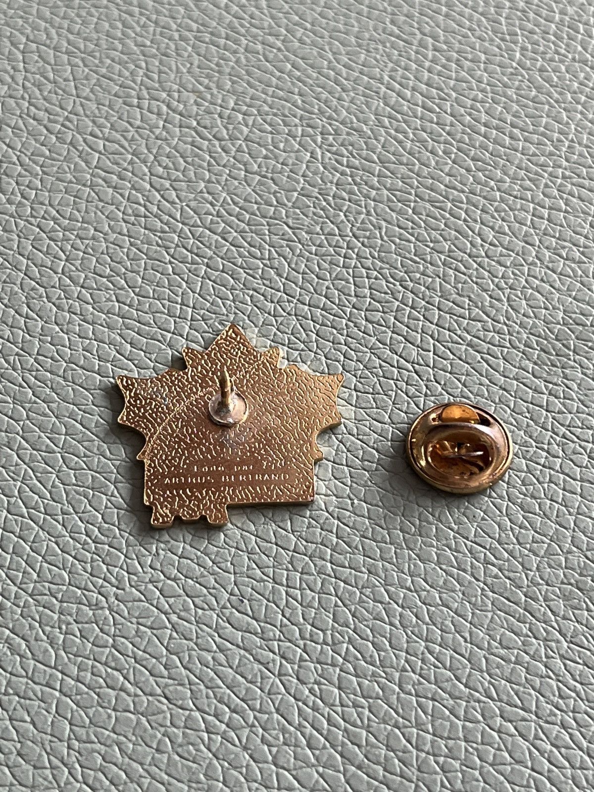 Junk Food × Vintage Mc Donald’s x Quebec vintage pin (90´s) Size ONE SIZE - 5 Thumbnail