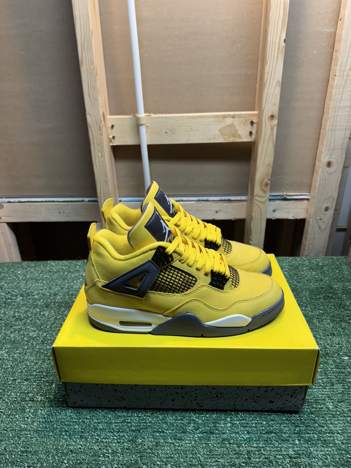 Jordan Brand Jordan Retro 4 Lightning Size 9 Size US 9 / EU 42 - 7 Thumbnail