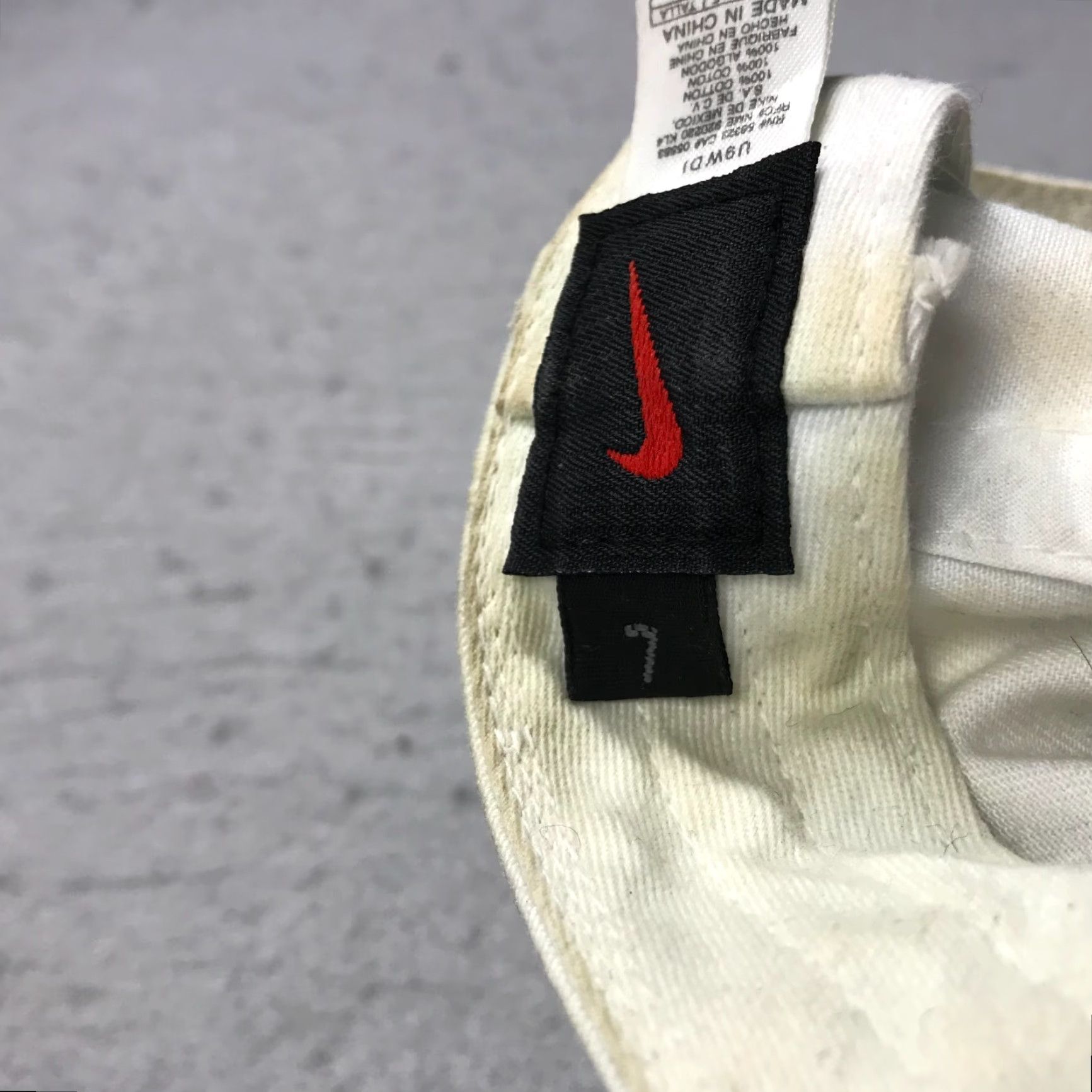 Nike VINTAGE Nike Hat Adult 7 White Fitted Classic Sports Swoosh Yellow Logo 90s Size ONE SIZE - 7 Thumbnail