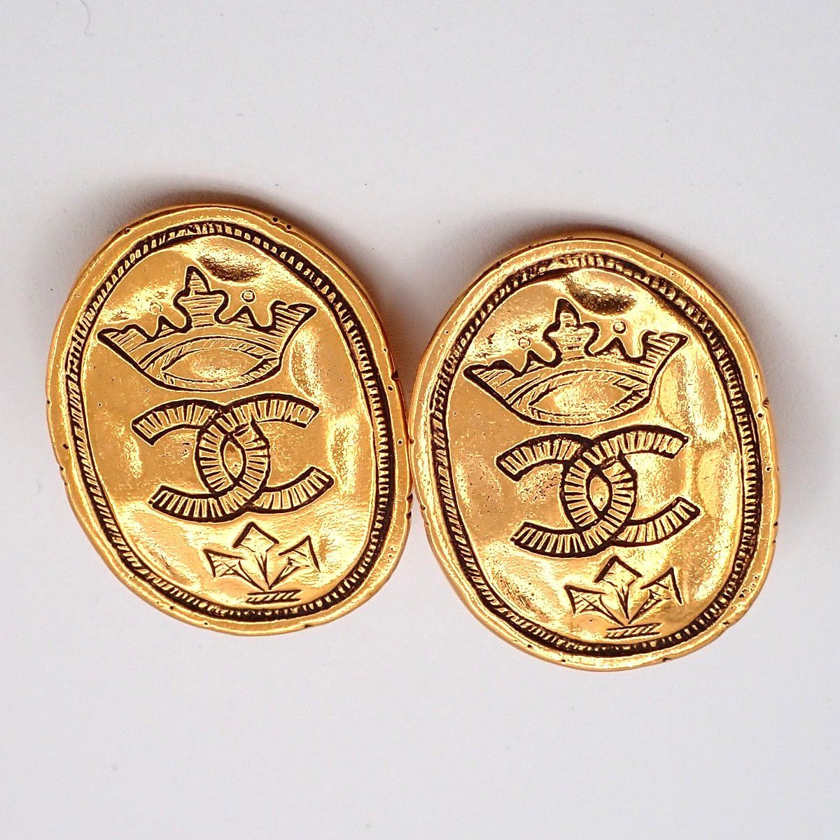 Chanel Chanel Vintage CC Crown Oval Plate Clip-On Earrings Metal Size ONE SIZE - 1 Thumbnail
