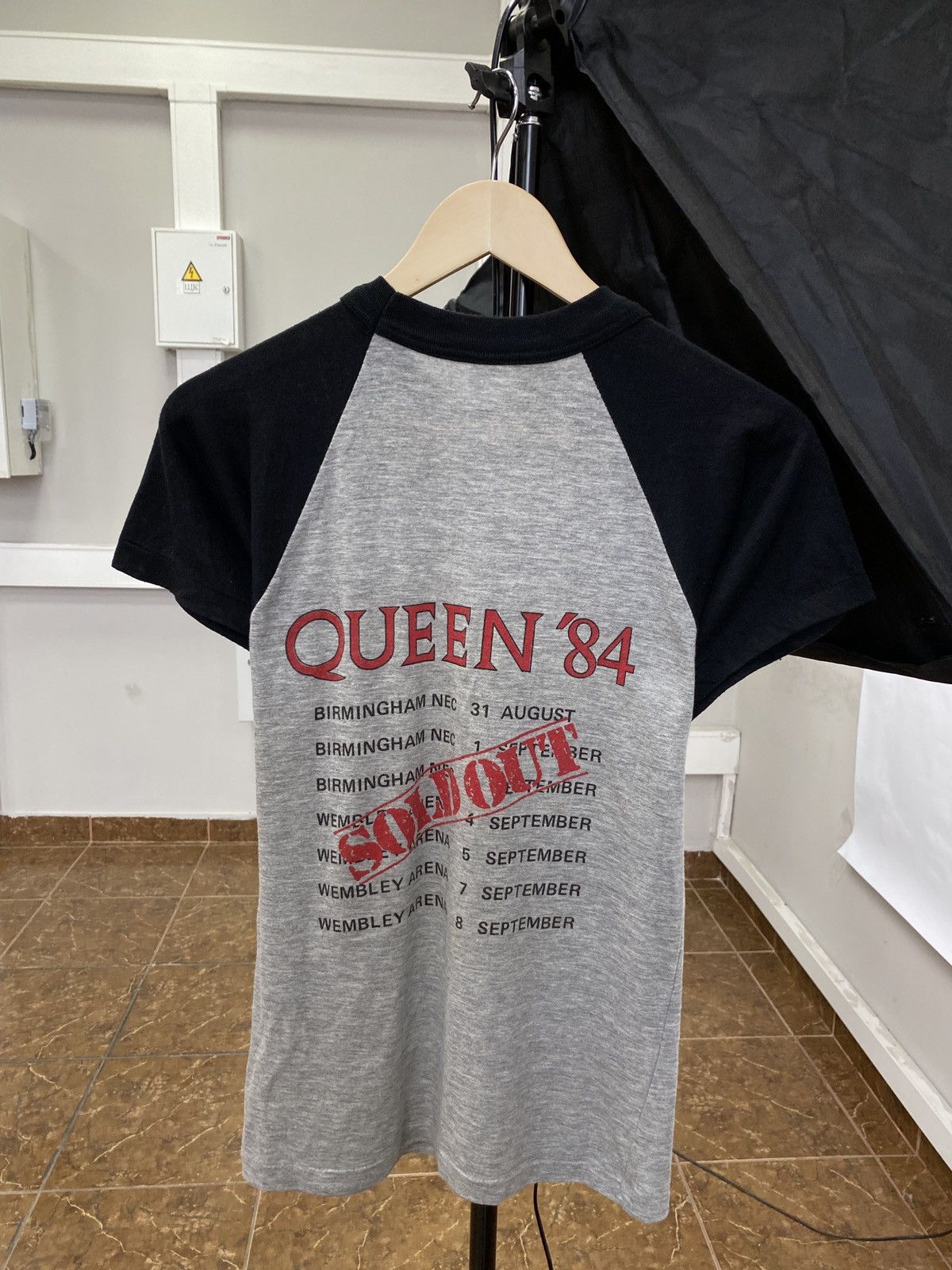 Band Tees 🇬🇧 Vintage 1984 Queen Freddie Mercury Rare T-Shirt Retro Hype Size US M / EU 48-50 / 2 - 2 Thumbnail